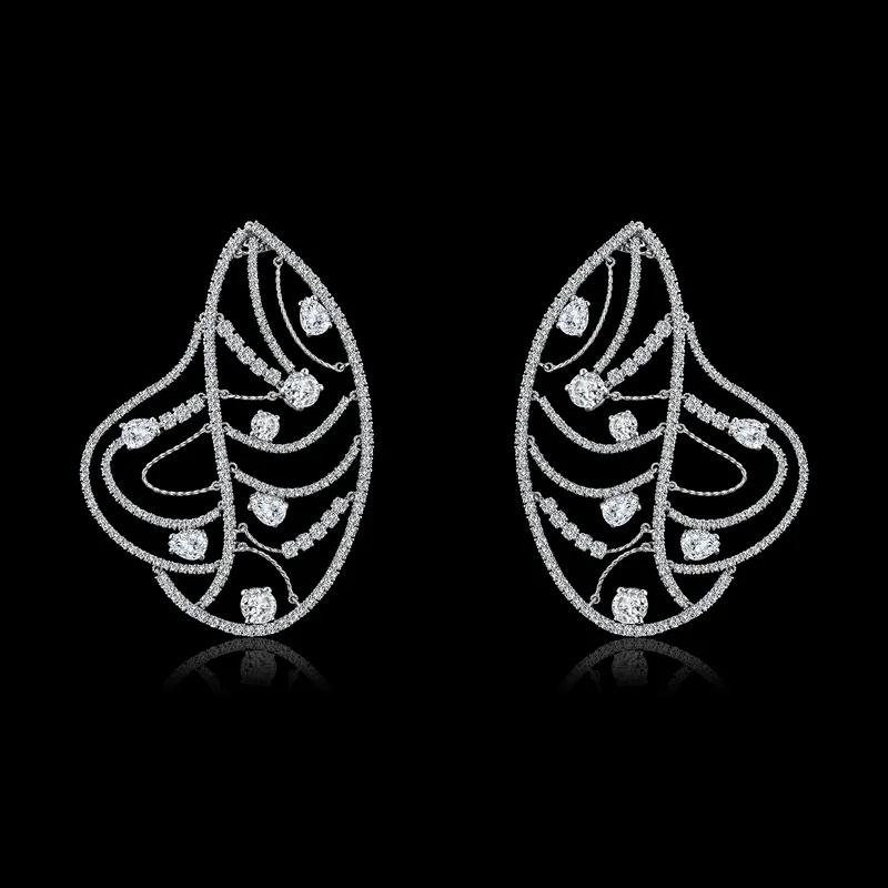 <p>Lace & Diamond earrings in 18k white gold</p>