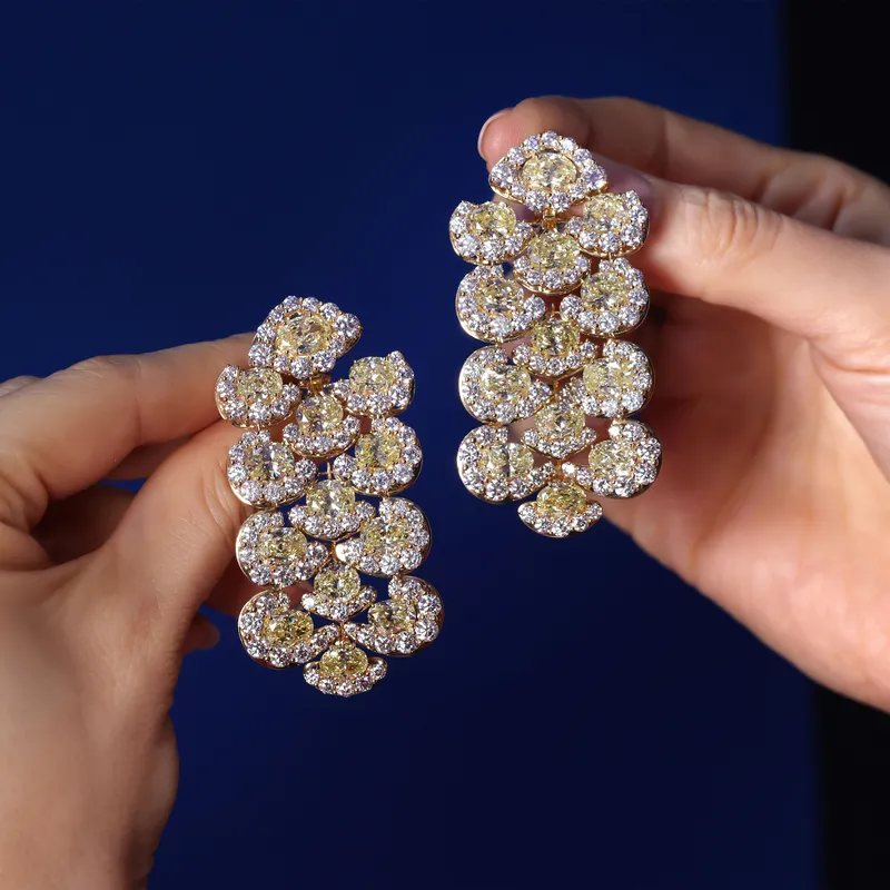<p>The convertible Girasole high jewellery earrings earrings are set with 32.16ct of Fancy Light Yellow diamonds and 20.60ct of white diamonds in 18k yellow gold</p>
