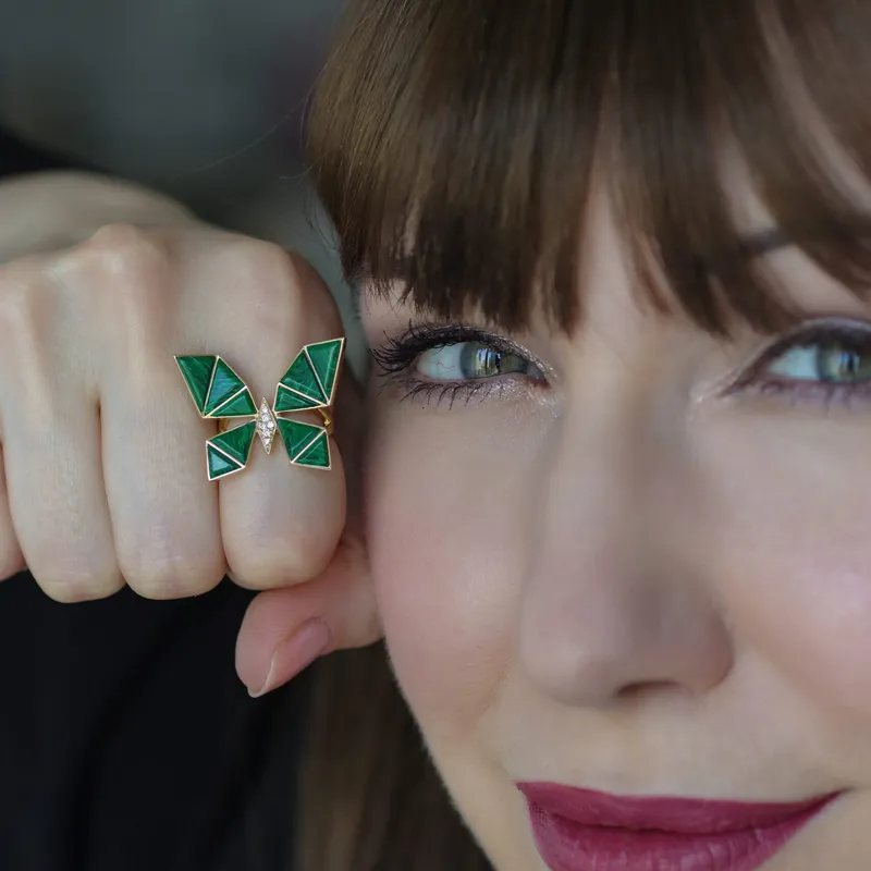 <p>NTERDI Vol O Vent ring in 18k yellow gold, diamonds and malachite</p>
