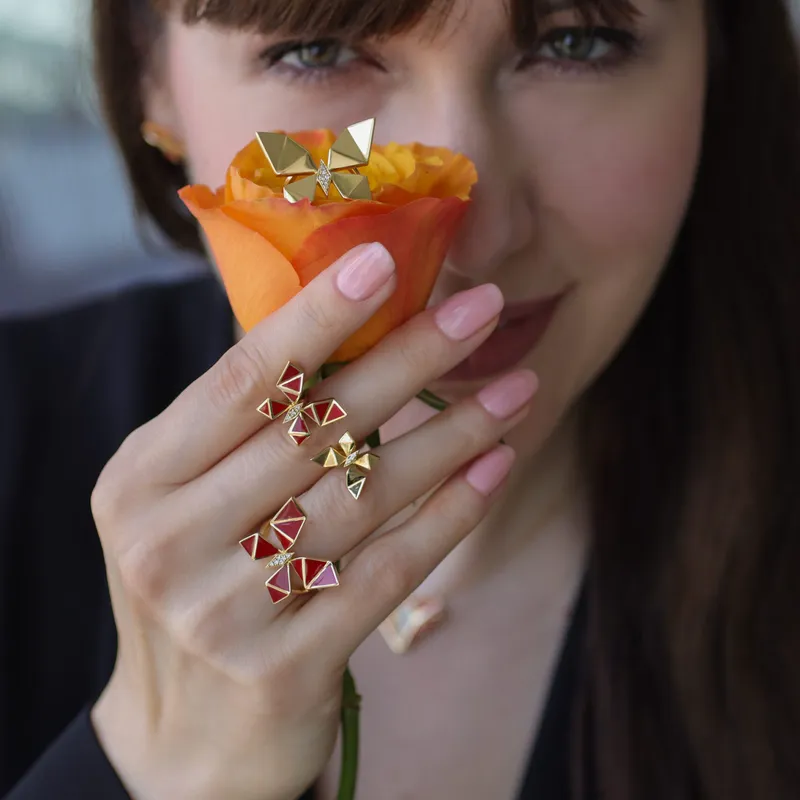 <p>NTERDI Vol O Vent ring and stud earrings in 18k yellow gold and red enamel</p>
