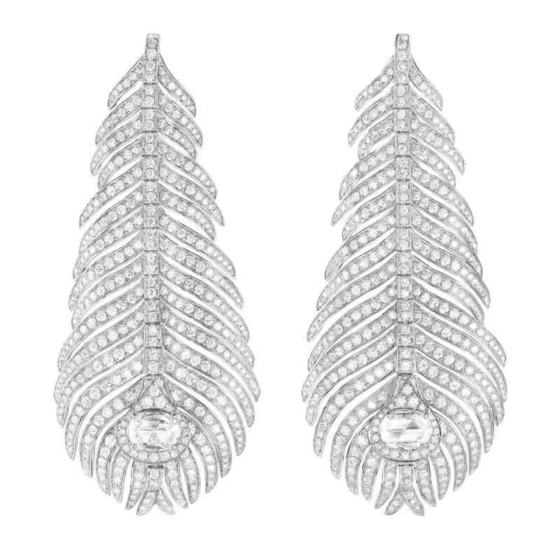 <p>The dramatic Boucheron Plume de Paon pendant diamond earrings in 18k white gold made a statement on the red carpet</p>