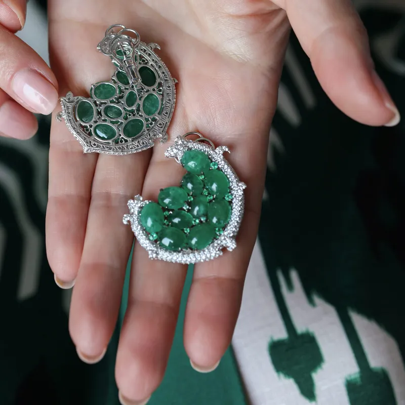 <p>The reverse side of the Halo Spiral earrings by Renu Oberoi with 4.61 carats of diamonds and 33.57 carats of emerald cabochons</p>
