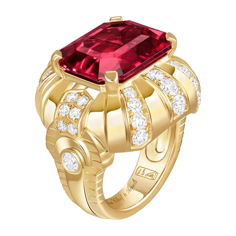 Van Cleef & Arpels Coiffe royale ruby ring with diamonds in 18k yellow gold