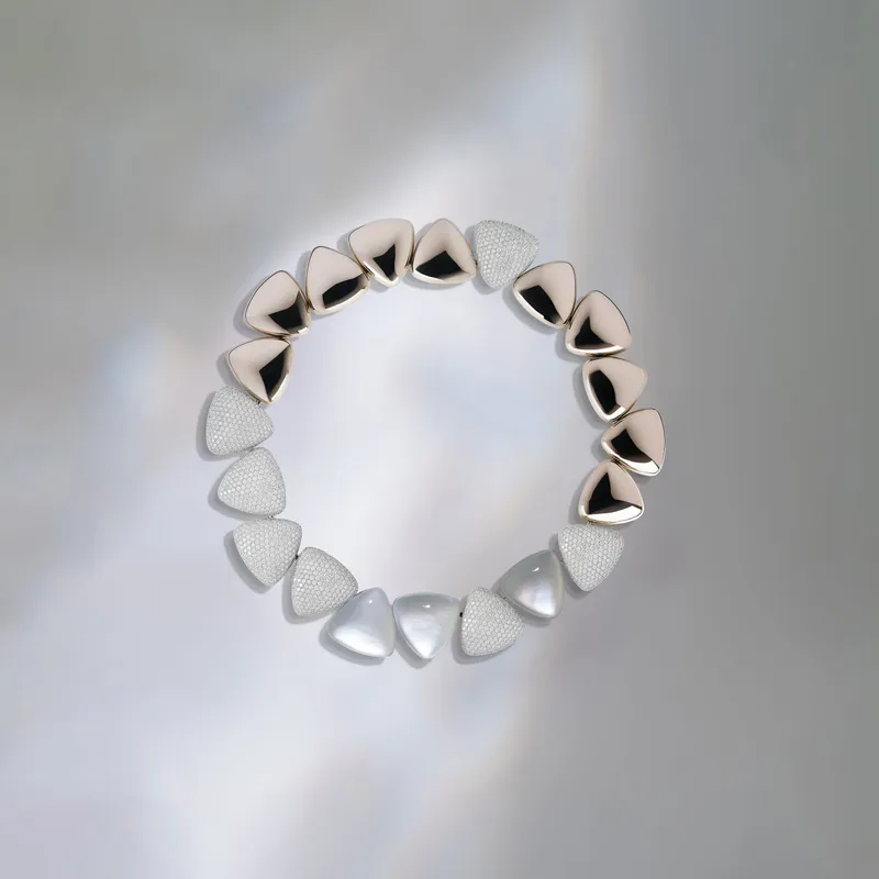 Vhernier Freccia High Jewellery necklace with mother of pearl, rock crystal and 25.12 carats of diamonds in white gold 