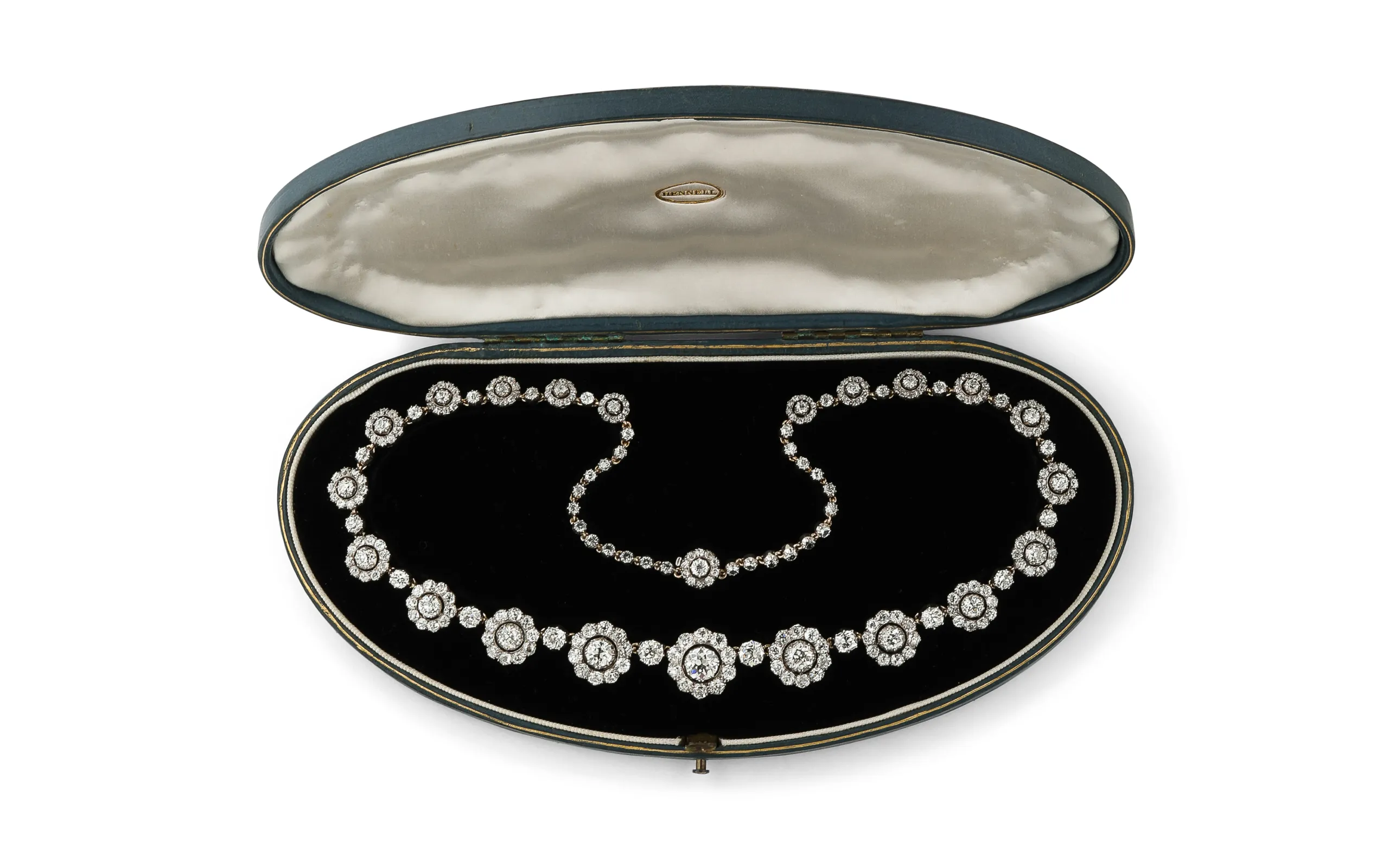 <p>A La Vieille Russie will present this diamond cluster necklace set in platinum and gold (c. 1900) at TEFAF Maastricht 2025</p>