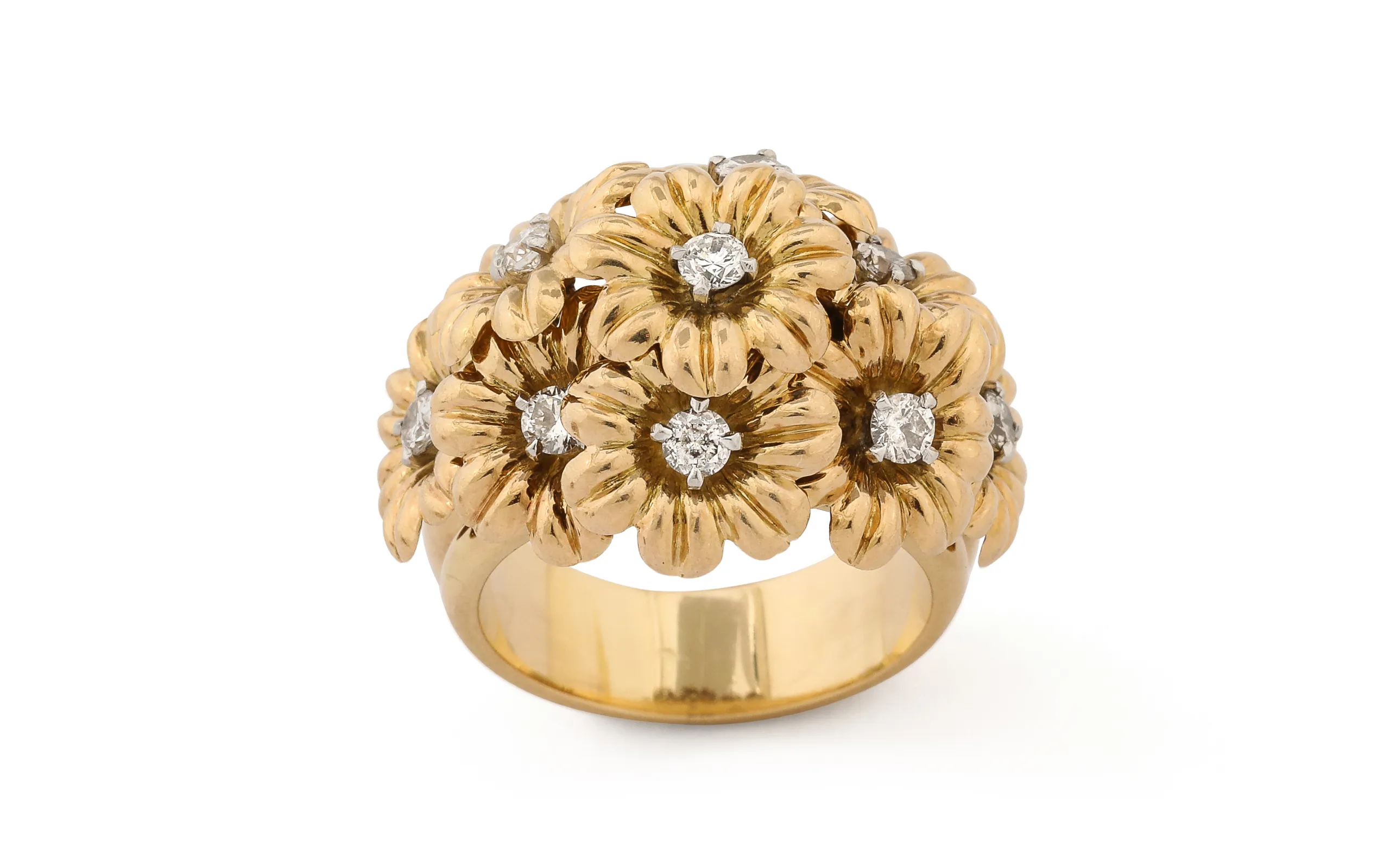 <p>A La Vieille Russie will present this Van Cleef & Arpels daisy cluster flower bombé ring with diamonds in gold (c. 1950) at TEFAF Maastricht 2025</p>