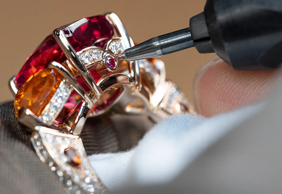 <p>House of Gübelin Classics spinel cocktail ring with a Tanzanian purplish-red spinel of over 9 carats flanked by two mandarin garnets and brilliant-cut diamonds in red gold</p>