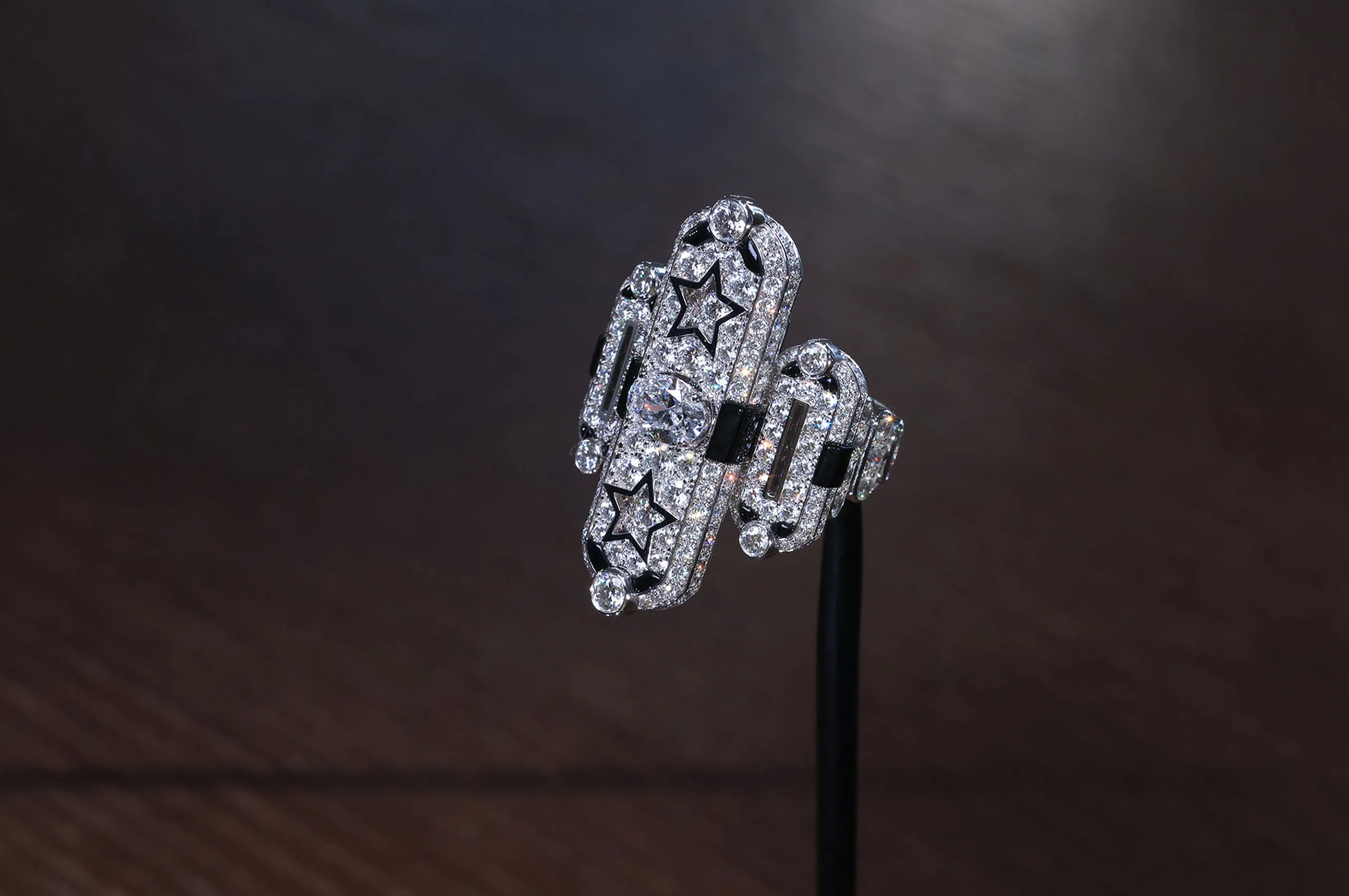Chanel Talisman Graphique ring in white gold, set with diamonds and onyx