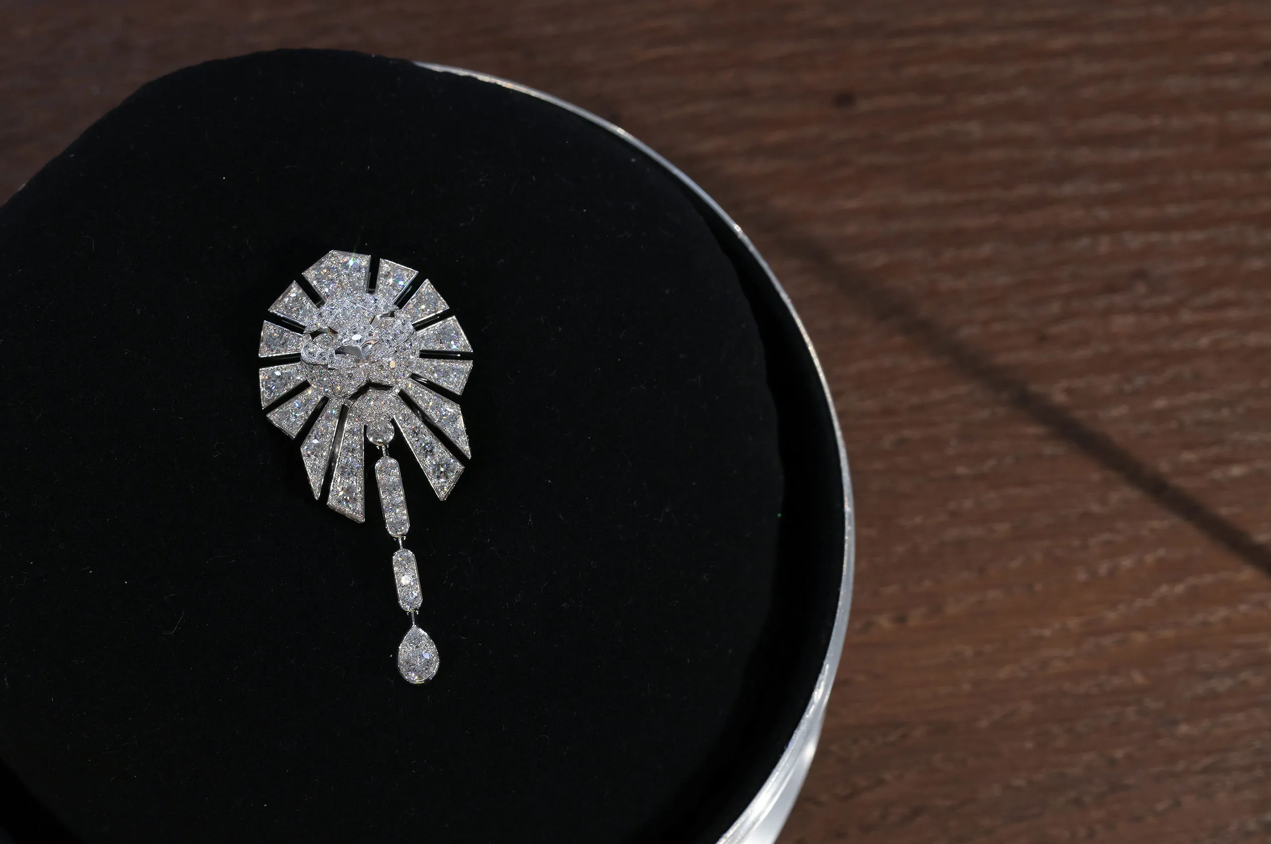 Chanel Lion Rayonnant brooch in white gold, set with diamonds