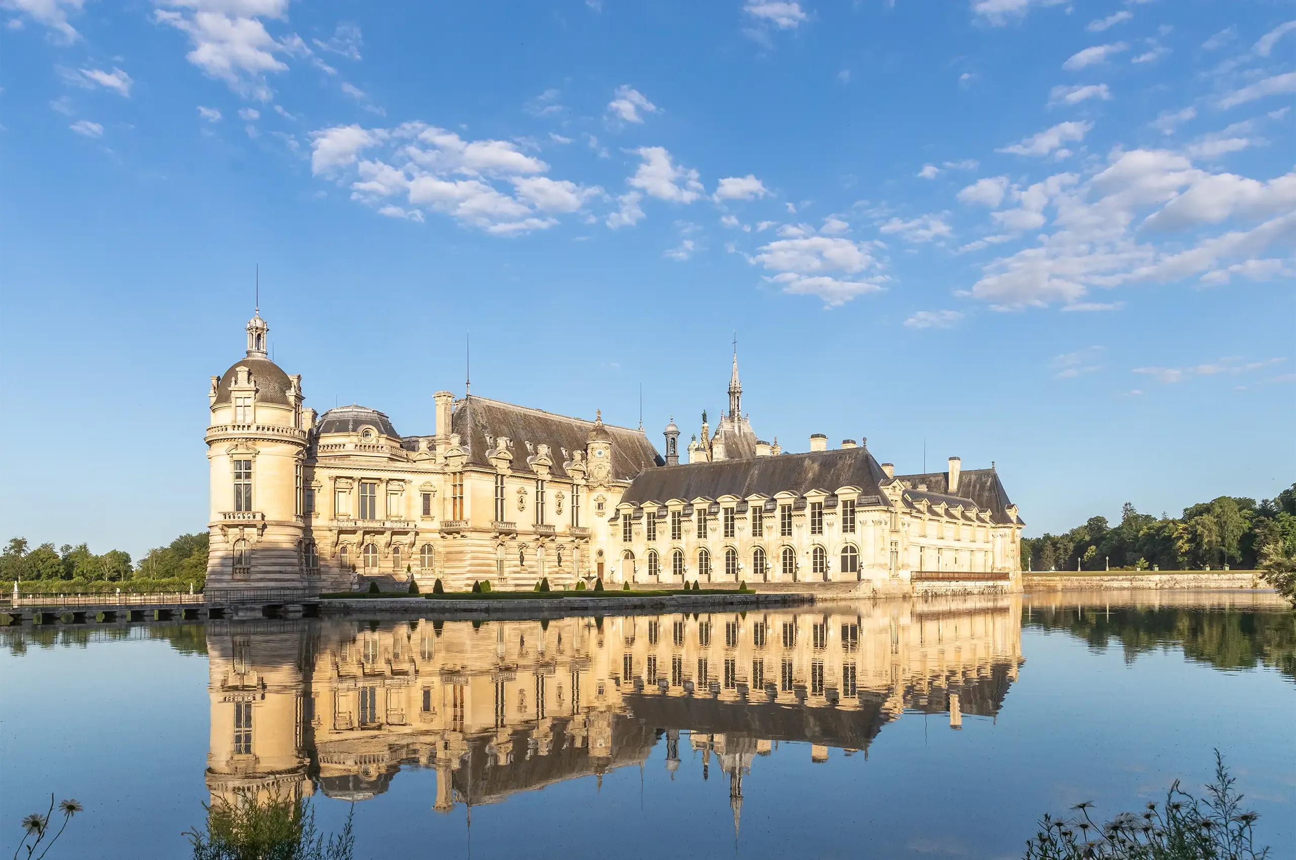 On the night of 12 October 1926, two thieves crossed the moat surrounding the Château de Chantilly and escaped with the Grand Condé pink diamond and other historic jewels