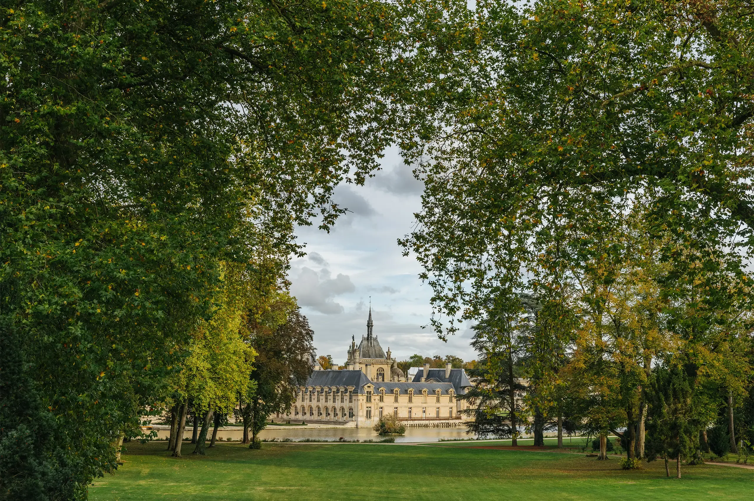 A century after its theft, the Grand Condé pink diamond is back on public display at the Musée Condé, housed within the Château de Chantilly, for the exhibition ‘Le Diamant Rose’