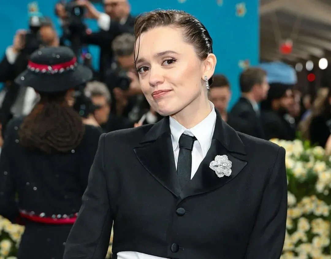 <p>White Lotus star Aimee Lou Wood paired her tailored Ahluwalia suit with a floral diamond brooch by Cartier</p>
