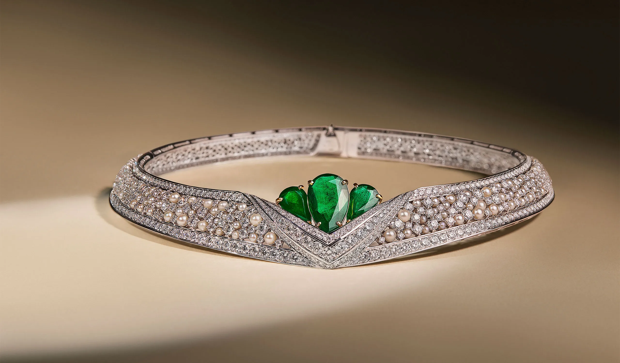 <p>Al Zain Arab Deco high jewellery choker, set with 27.63 carats of pear shape emeralds, 21.52 carats of diamonds and natural pearls in 18k white and yellow gold</p>