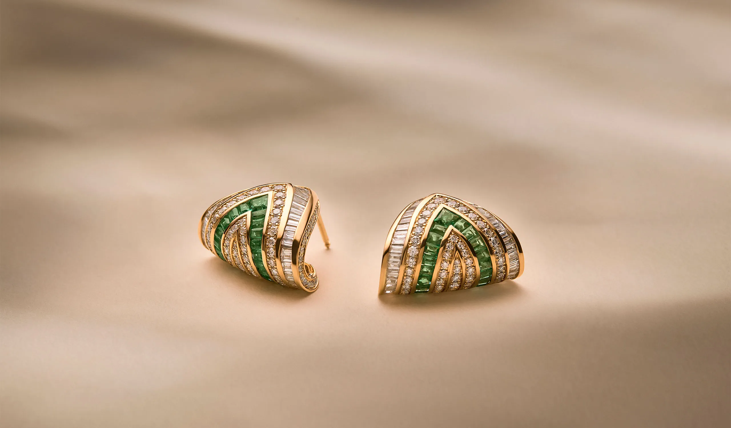 <p>Al Zain Arab Deco earrings with emeralds, diamonds and natural pearls in 18k yellow gold</p>