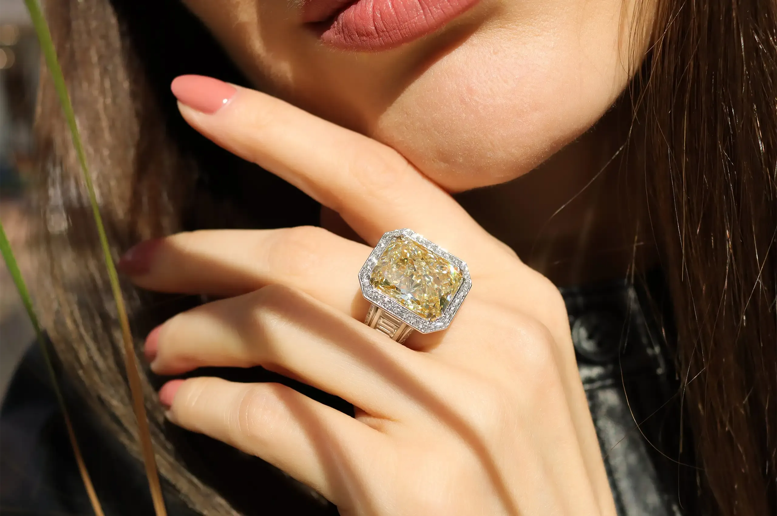The Ritz Melbourne setting surrounds the centre diamond with a halo of round brilliant-cut diamonds, with baguette-cut diamonds along the band