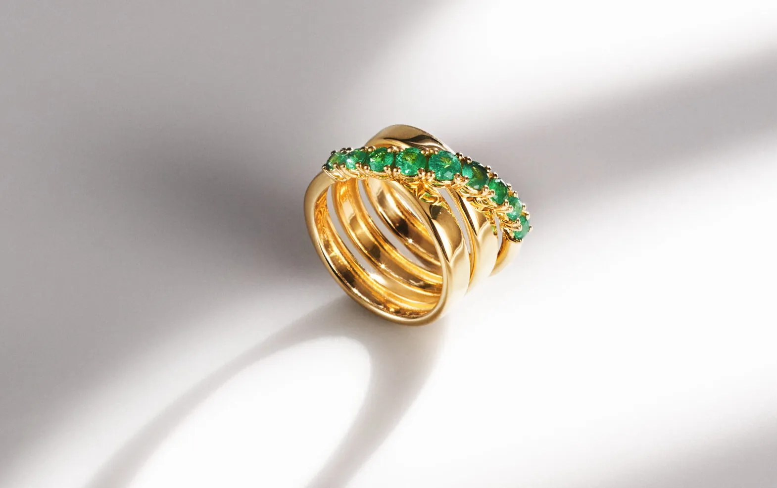 <p>Aponine Twirl ring with 0.93 carats of emerald in 18k yellow gold </p>
