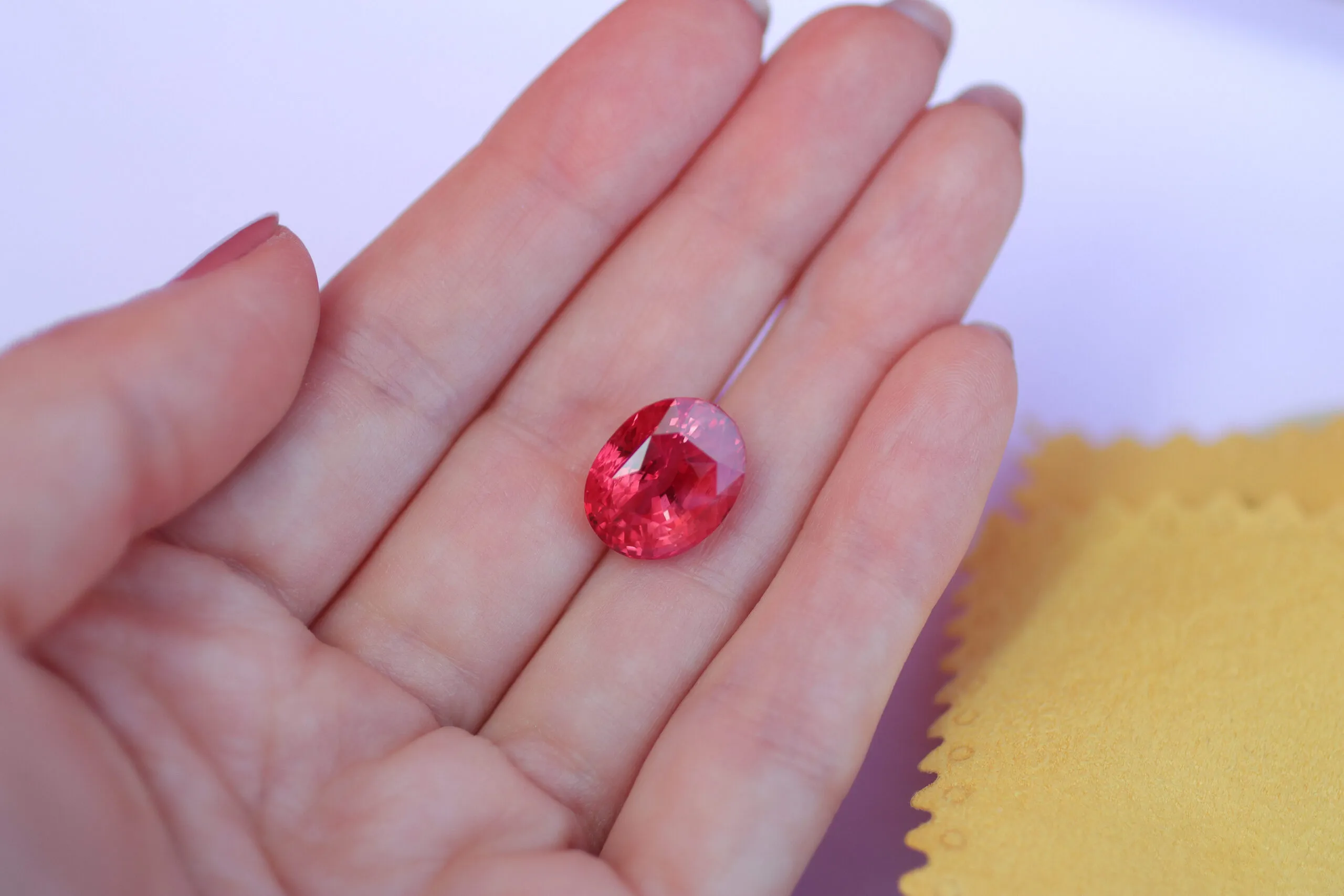 <p>Vlad Yavorskyy brought a 15ct Padparadscha originating from Ratnapura in Sri Lanka to GemGenève</p>
