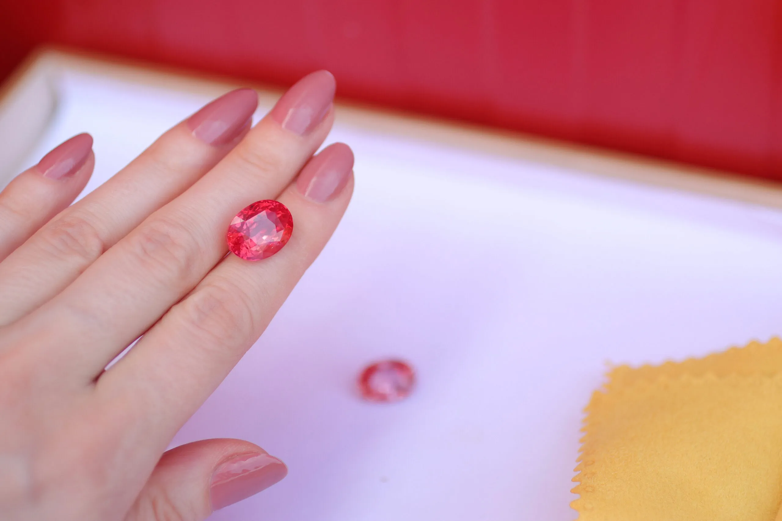<p>It displayed the classic glowing sunset hue that makes padparadscha impossible to confuse with any other gem</p>
