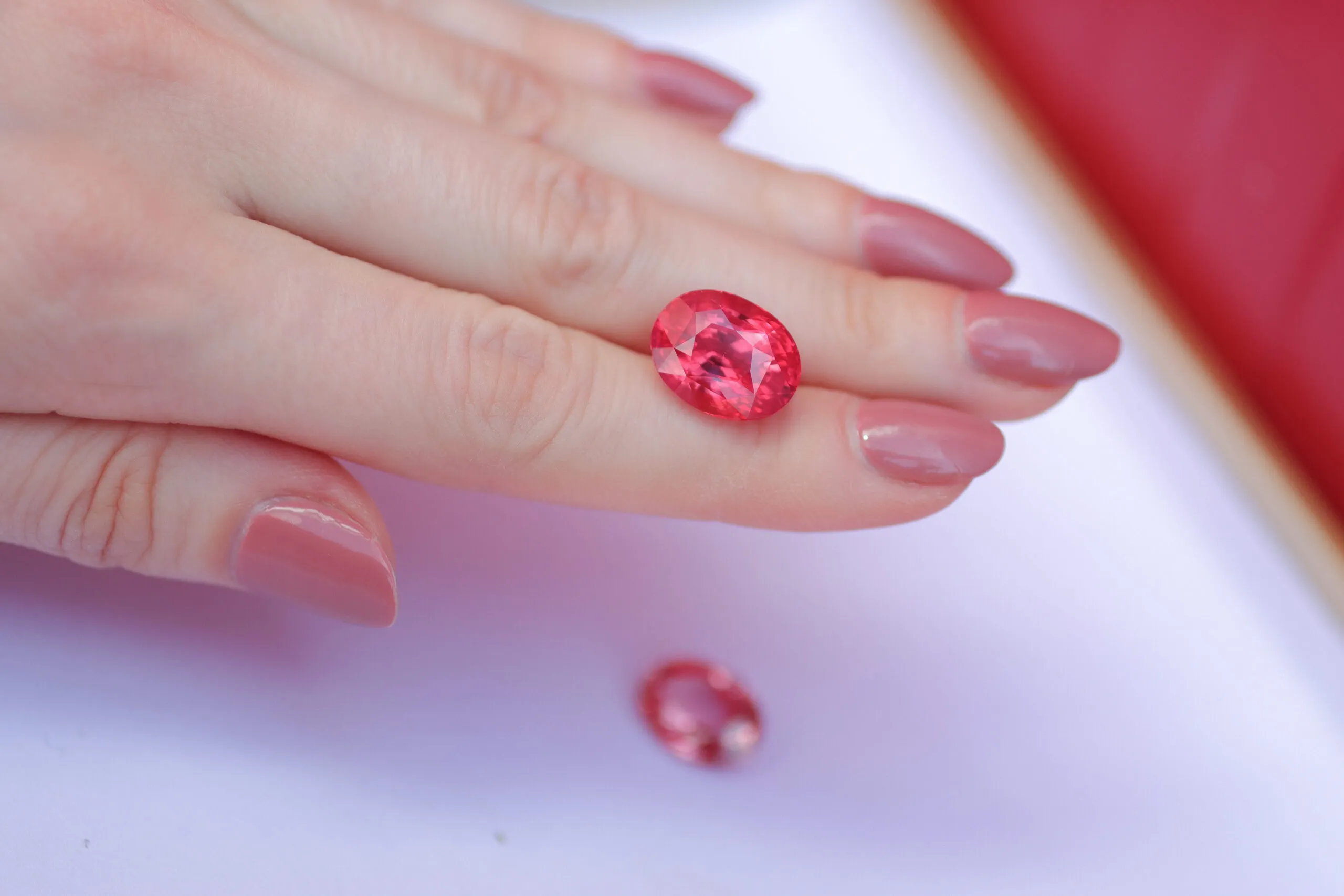 <p>The padparadscha’s colour was extraordinarily saturated</p>
