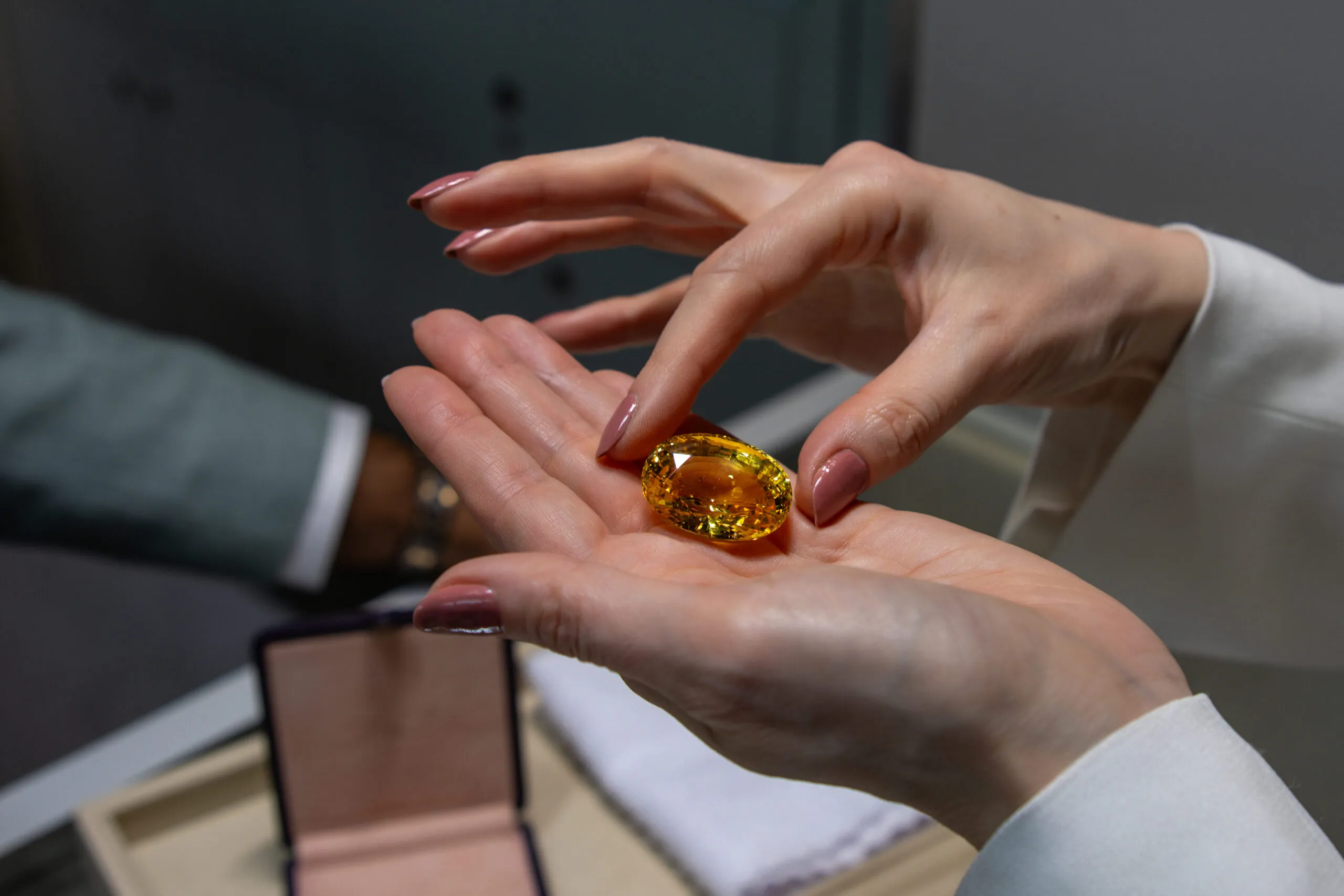 <p>Its intense yellow colour is entirely natural</p>
