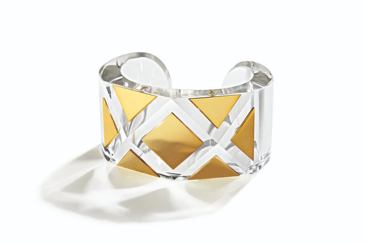 <p>Suzanne Belperron Optical cuff with rock crystal in yellow gold</p>
