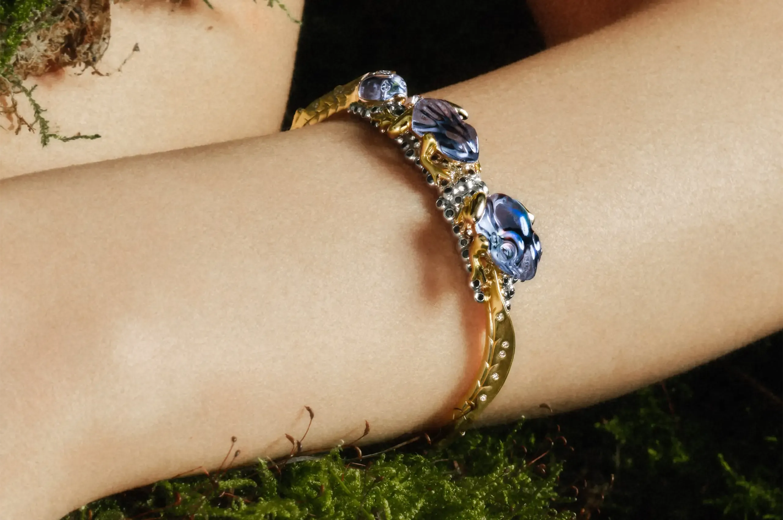 The Tadpole to Frog bangle charts the frog’s metamorphosis from spawn to fully fledged amphibian