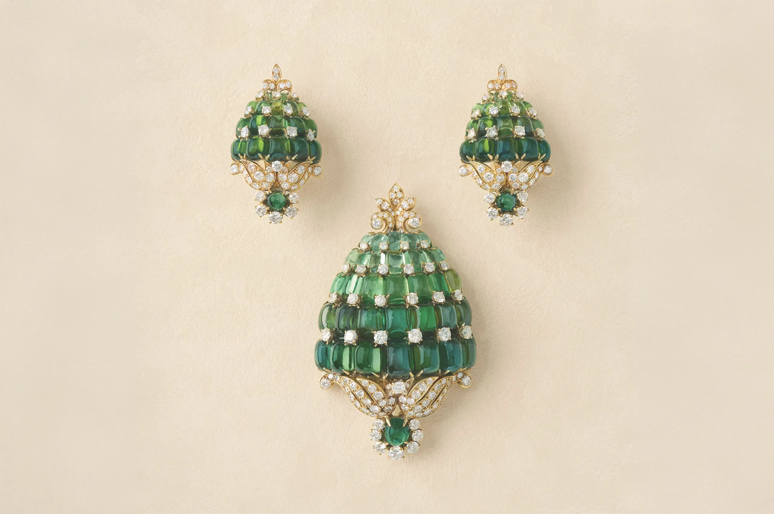 Archival jewels from the Bvlgari Heritage Collection sit alongside loans from private collections, tracing the Maison’s evolving use of colour across generations.