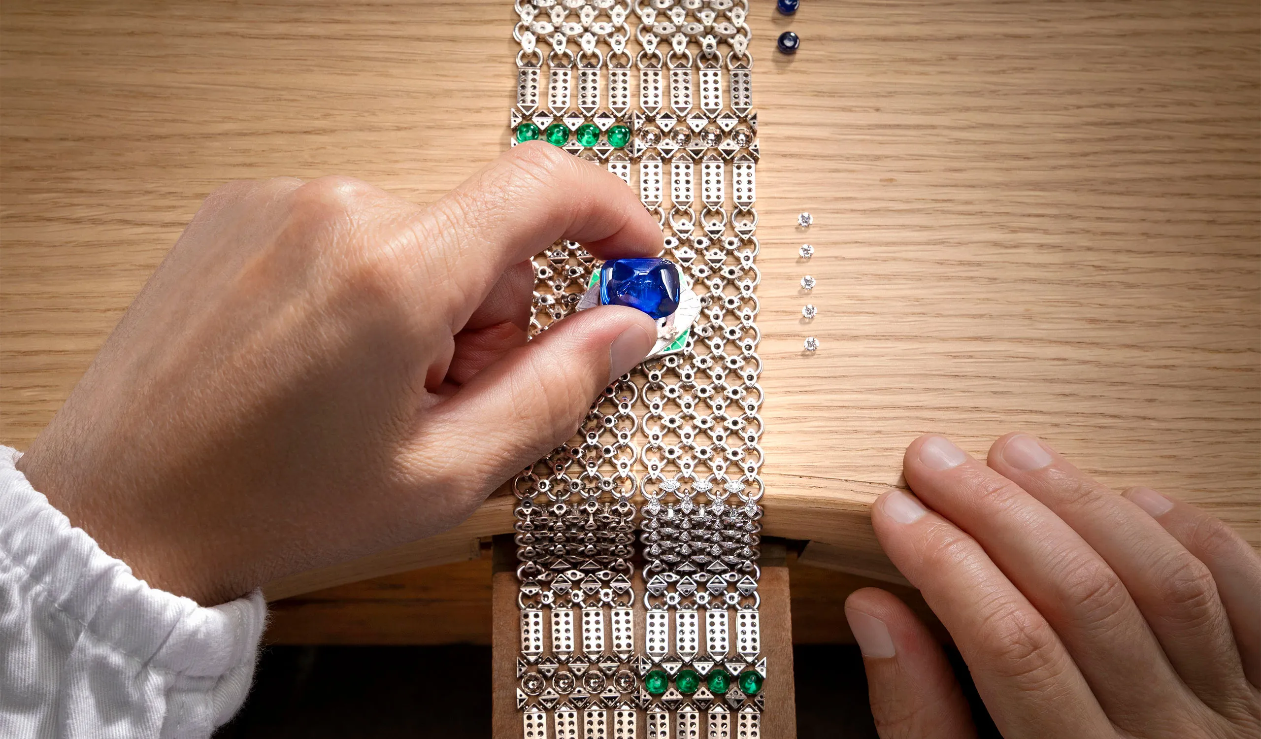 <p>The sapphire is set in a brooch, which can be worn separately or positioned almost anywhere on the Seres Scarf necklace</p>
<p>&nbsp;</p>
