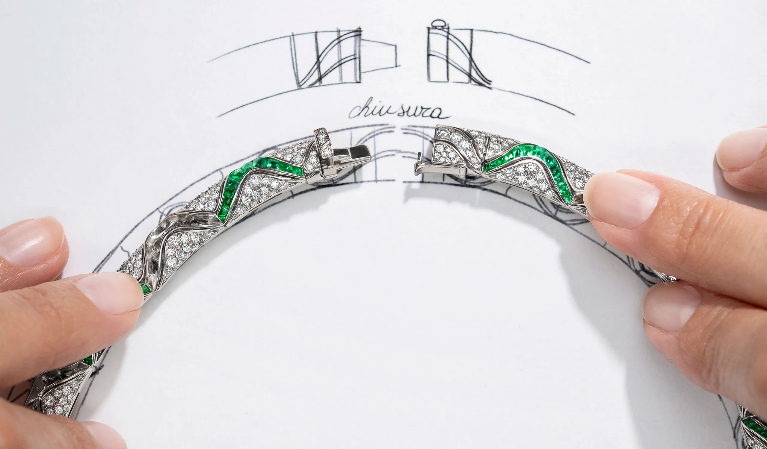 <p>Crafting the clasp of the Eclettica Serpenti Illusio high jewellery necklace</p>
