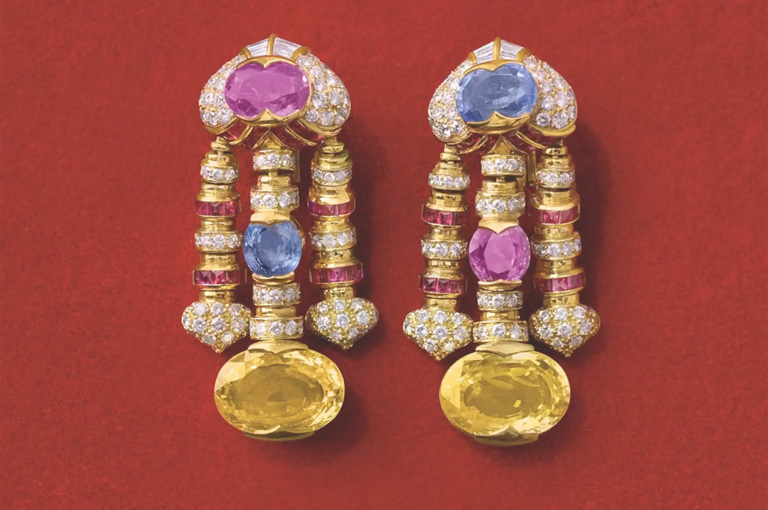 Bvlgari deliberately moved away from the conventional jewellery exhibition format, treating the exhibition space itself as part of the chromatic experience.