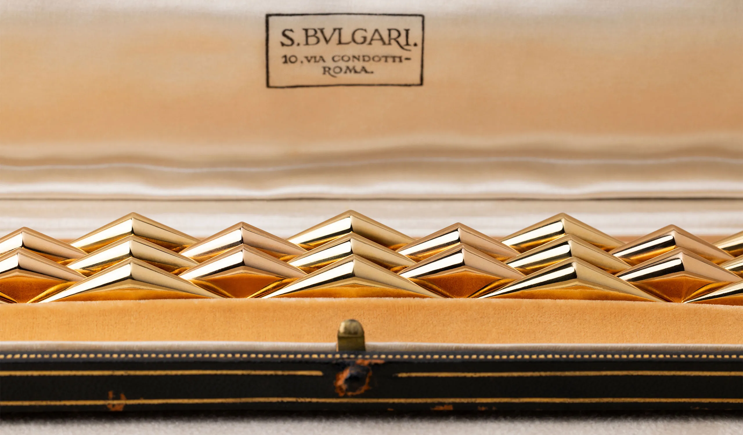 <p>Vimini translates as “wicker”, a nod to the woven construction that links rhomboid-shaped elements to create smooth, architectural surfaces of gold</p>
