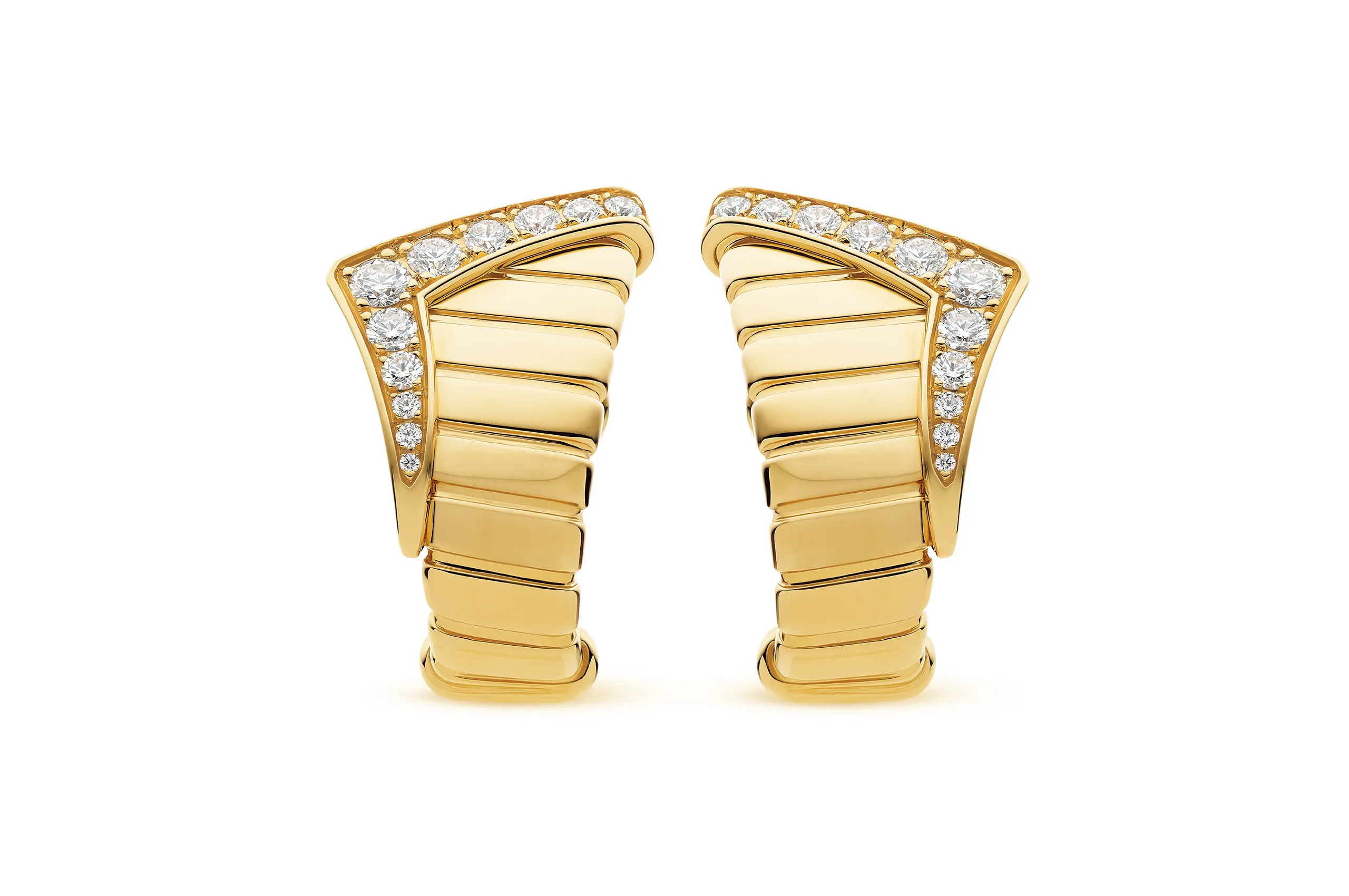 A bespoke graduated framework allows the Tubogas mesh to taper progressively, bringing a new level of technical complexity to the core collection.