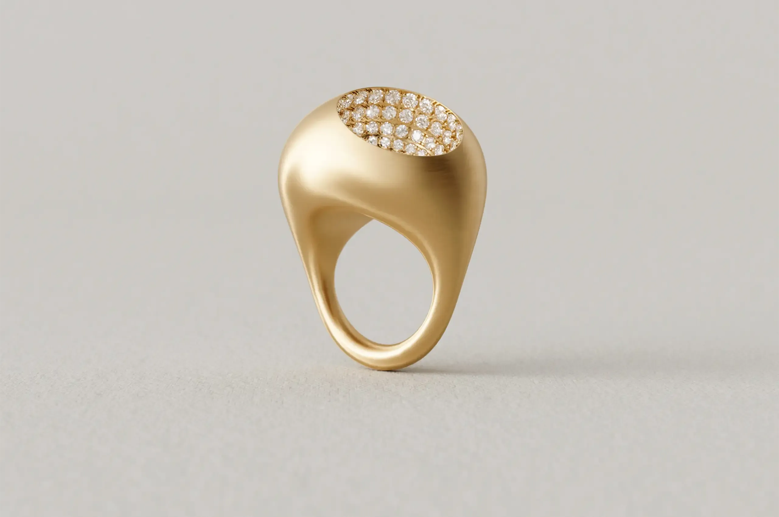 CAVE Oval Medium Ring in 18k yellow gold and diamonds.