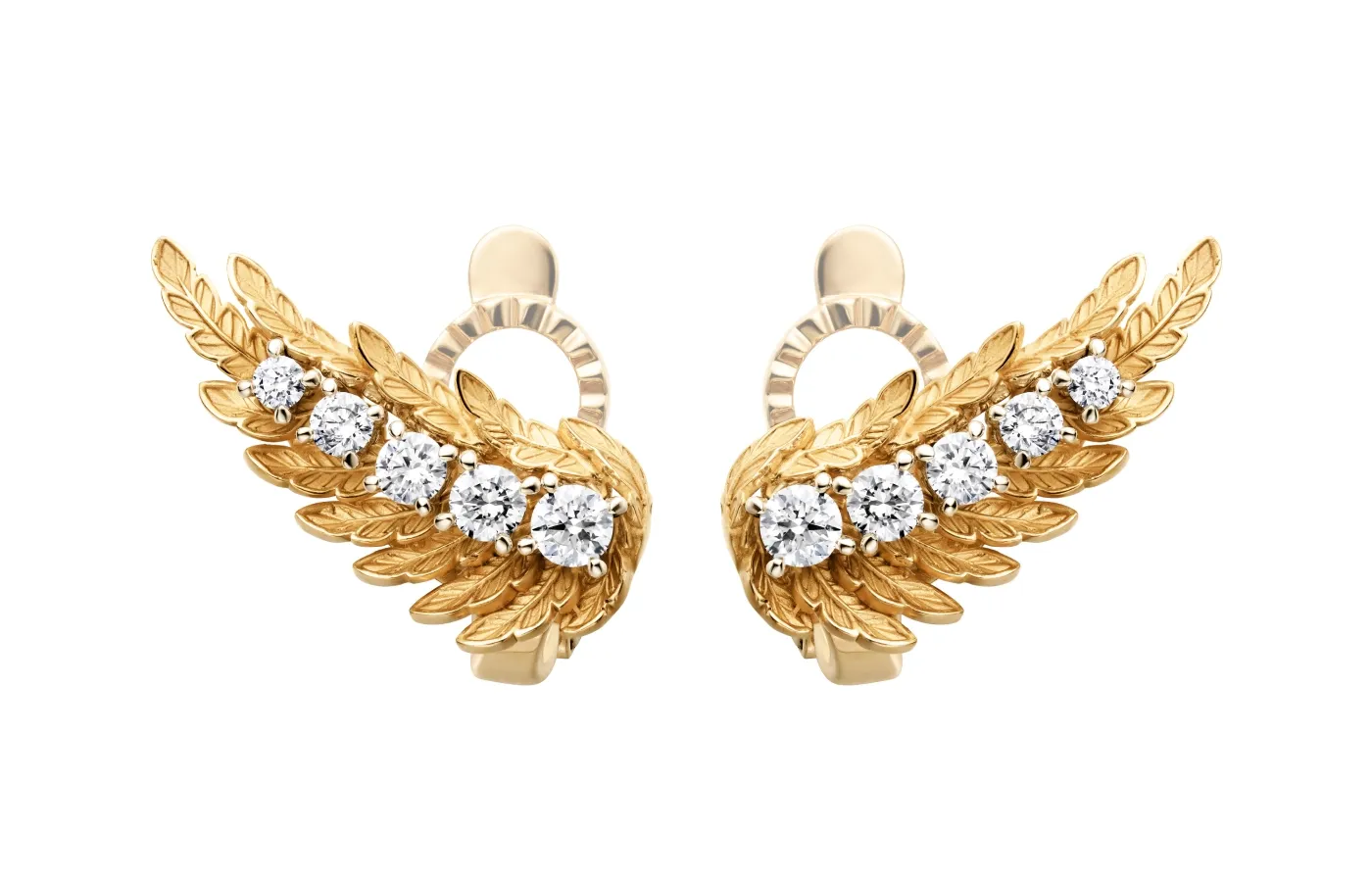 <p>Carrera y Carrera Libre earrings from the Vida collection with diamonds in 18k yellow gold</p>