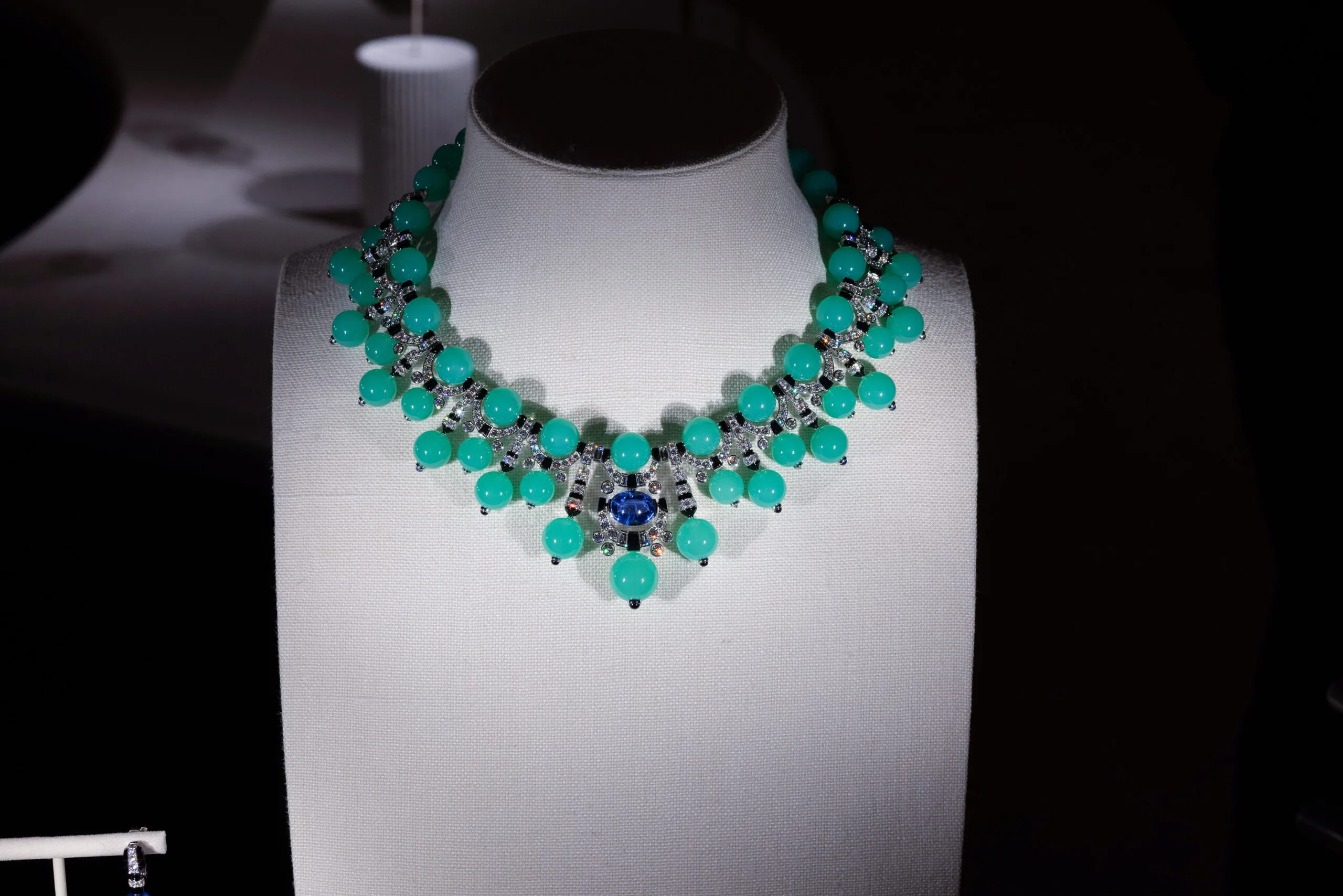 <p>Cartier necklace with a 9.06-carat cabochon-cut sapphire, further cabochon-cut sapphires, chrysoprase beads, onyx, baguette-cut diamonds and brilliant-cut diamonds set in platinum, part of the En Équilibre High Jewellery collection</p>
