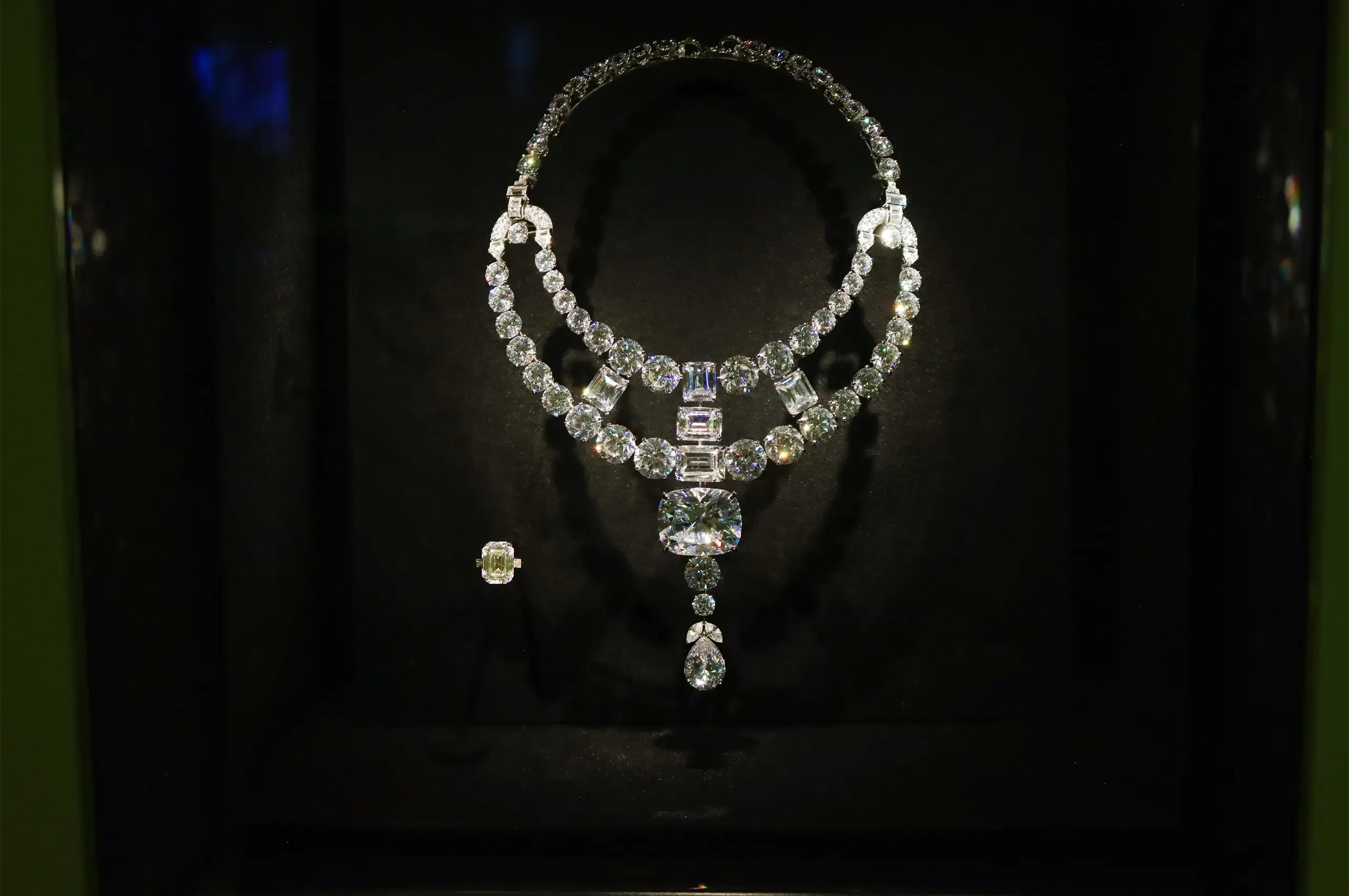 Cartier Nizam of Hyderabad necklace, 1935, in platinum and approximately 300 diamonds, chosen by Princess Elizabeth as a wedding gift from the Nizam of Hyderabad in 1947. Royal Collection