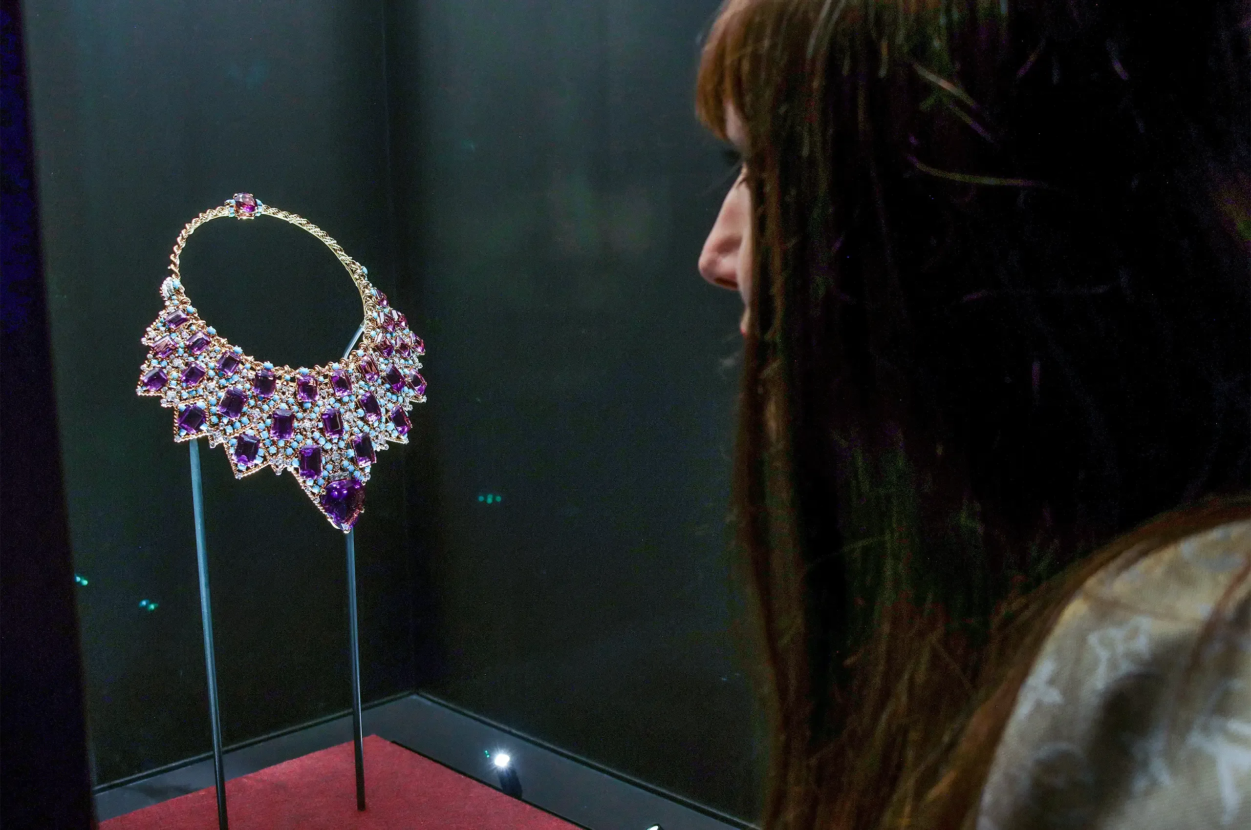 Katerina views the Duchess of Windsor’s spectacular amethyst, turquoise and diamond bib necklace, created by Cartier in 1947