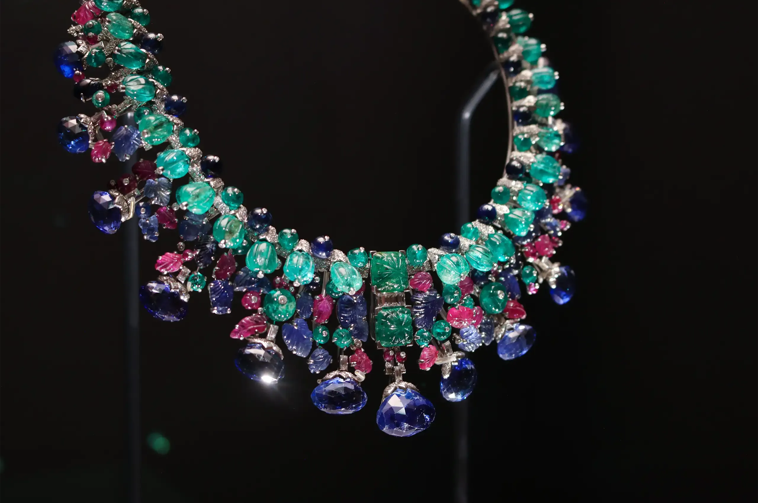 A closer look at the carved emeralds, rubies and sapphires of Cartier’s 1936 Hindu Necklace, an exceptional example of the style later known as Tutti Frutti