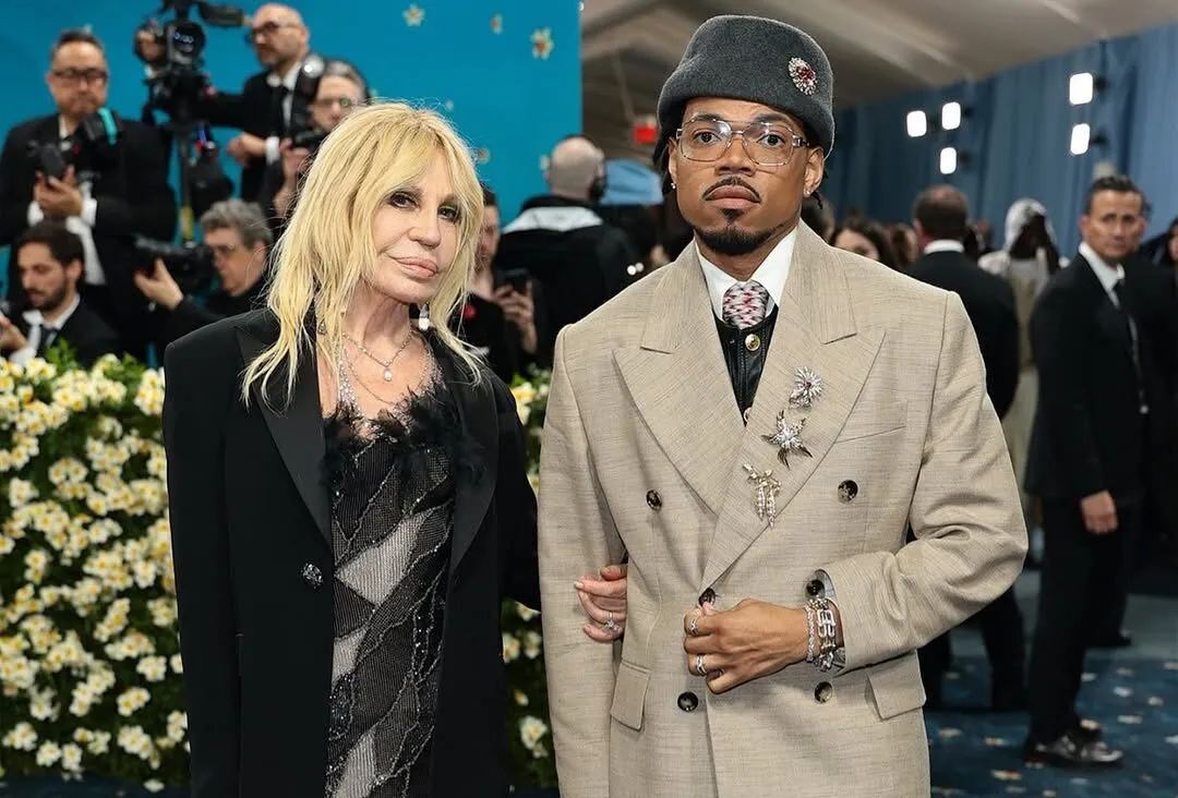 <p>Chance the Rapper outshone Donatella Versace on the jewellery front, dressed in Jean Schlumberger for Tiffany &#038; Co. brooches, including Peapod and Paris Flames designs</p>
