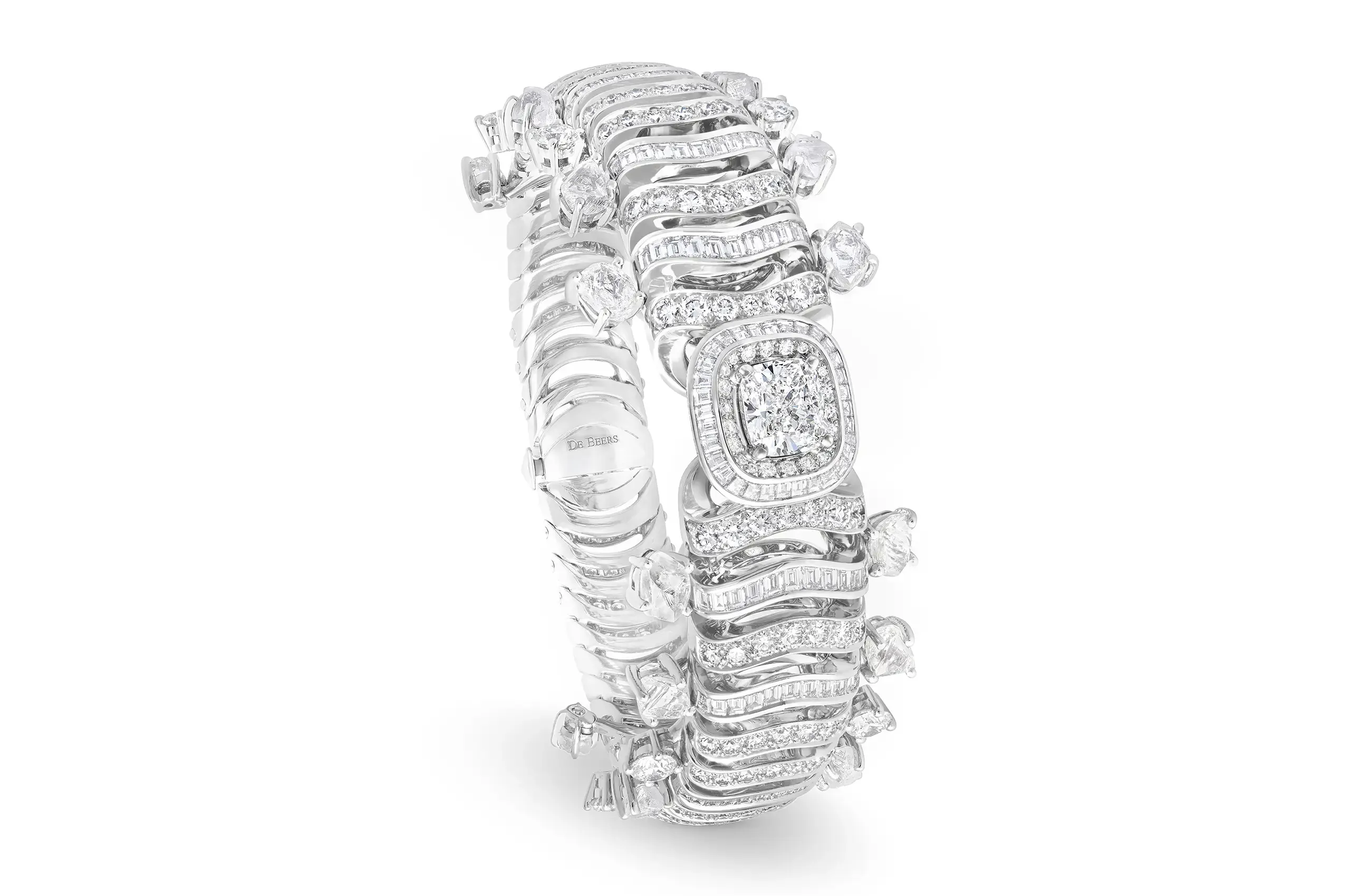 Fluid articulation runs throughout the collection, giving the jewellery a sense of movement inspired by ripples, currents and falling water.