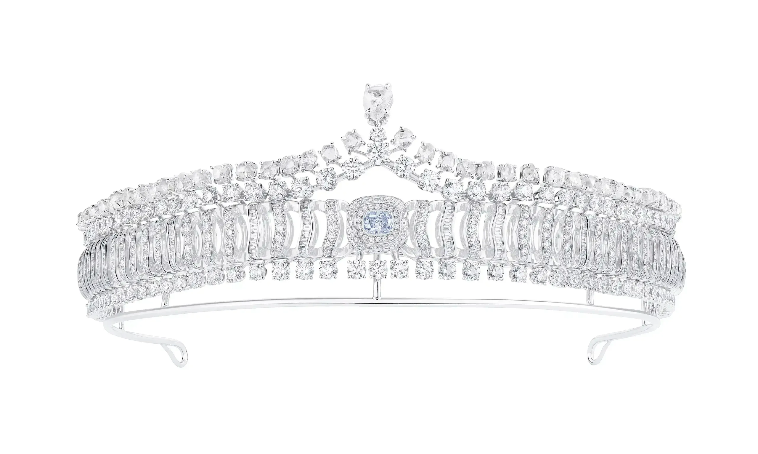 De Beers London’s Echo transformable necklace becomes a tiara, centred on a 1.12 carat Fancy Intense Blue diamond inspired by the waters of Namibia’s Fish River.