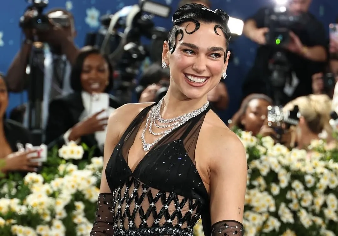 <p>Dua Lipa in head-to-toe Chanel couture, paired with Tiffany &#038; Co. jewellery</p>
