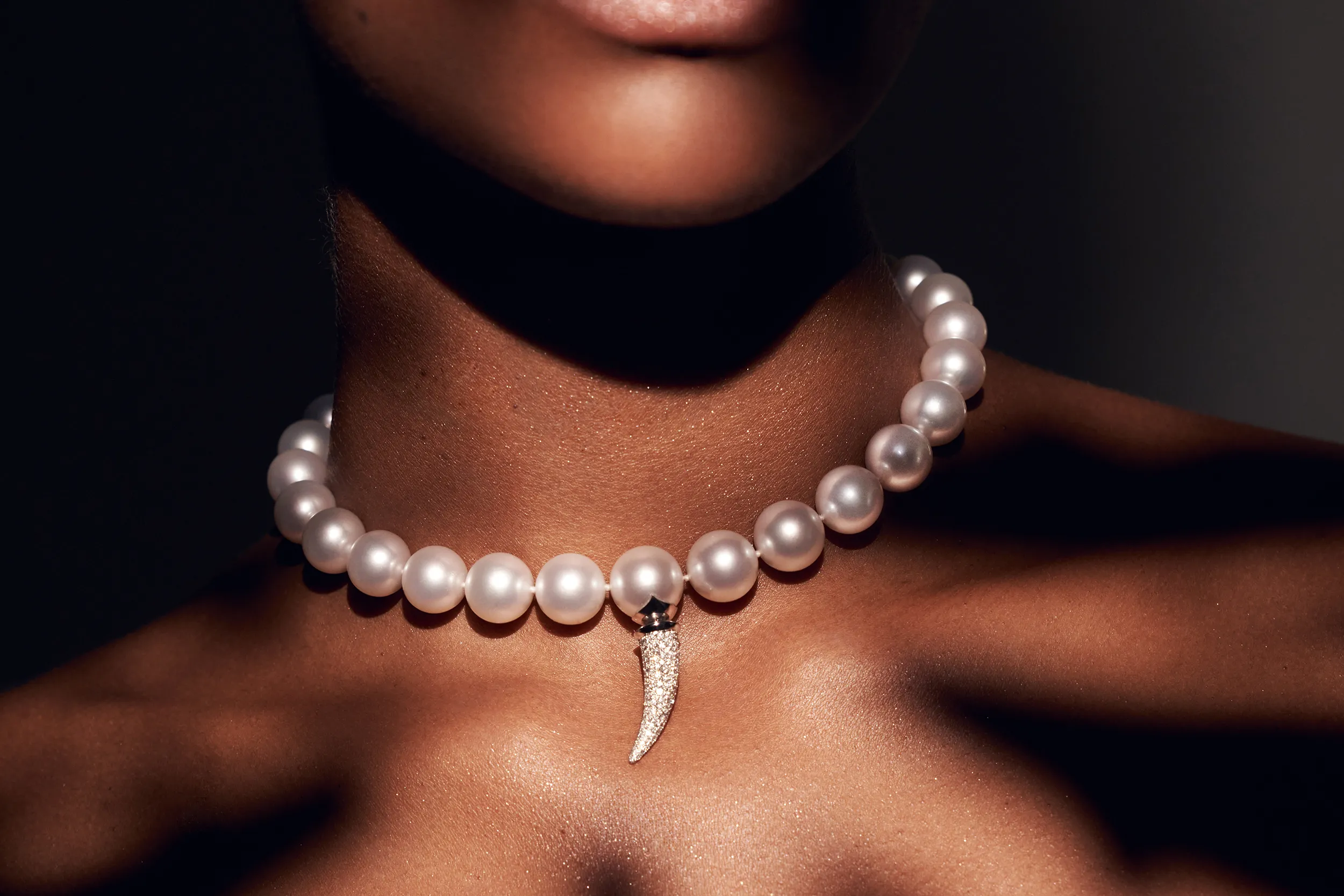 <p>A model wears the El&#8217;eeté Jewellery South Sea pearl necklace from Collection №1 with 318 brilliant-cut white diamonds and 12-14.5mm pearls set in 18k white gold </p>
