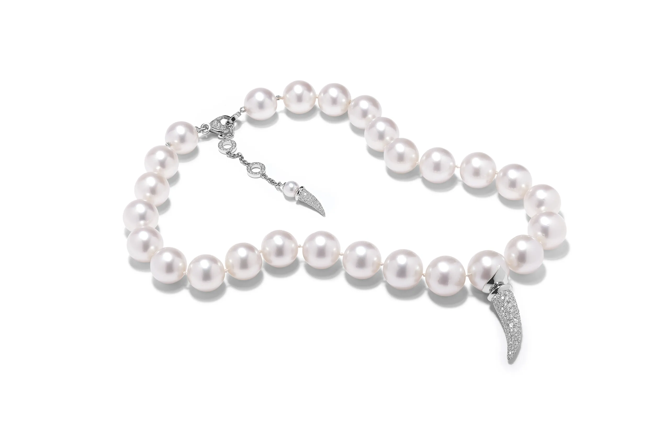 <p>El&#8217;eeté Jewellery South Sea pearl necklace from Collection №1 with 318 brilliant-cut white diamonds and 12-14.5mm pearls set in 18k white gold </p>
