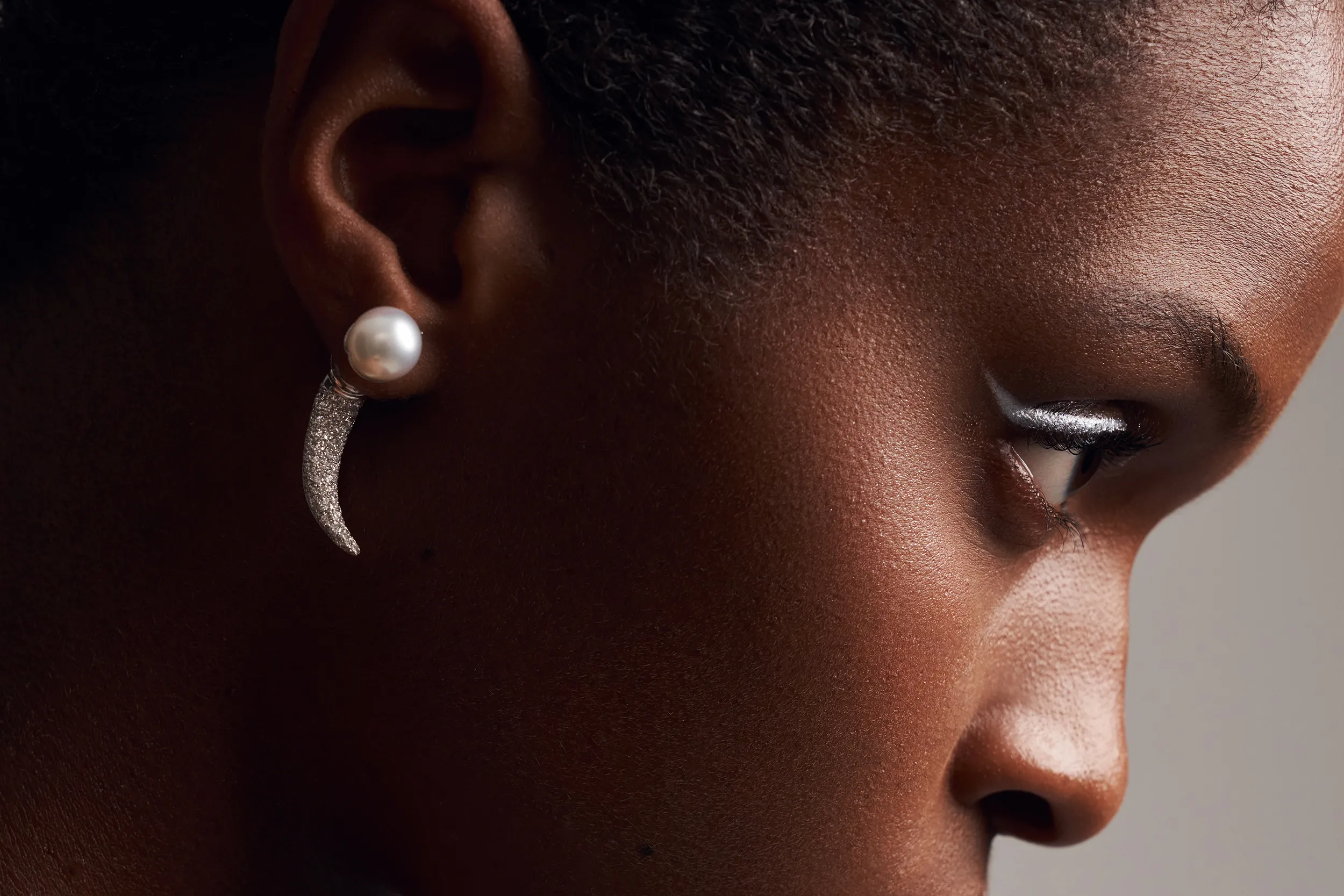 <p>A model wears the El&#8217;eeté Jewellery South Sea pearl earrings from Collection №1 with 250 brilliant-cut white diamonds and 10mm pearls set in 18k white gold </p>
