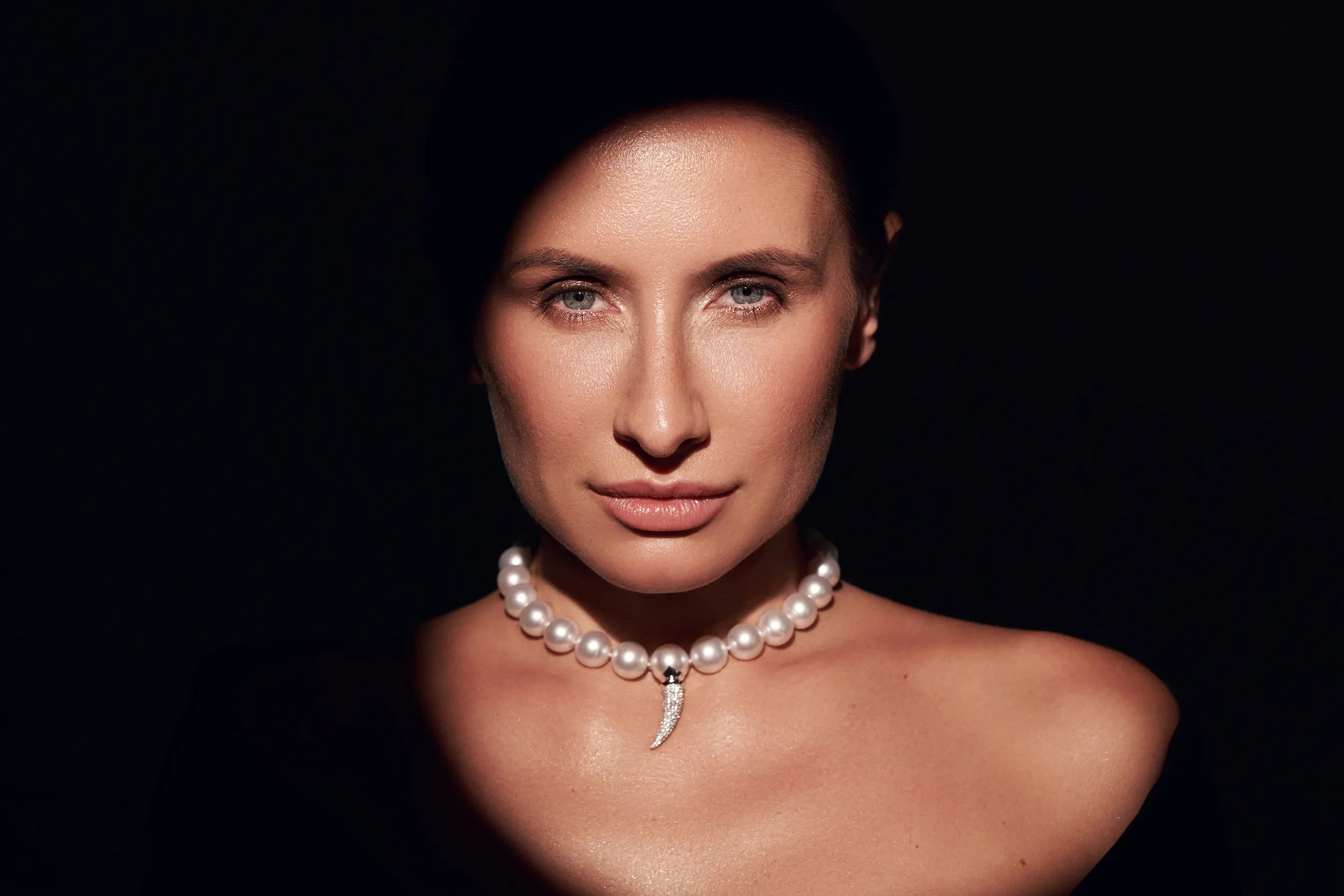 <p>El&#8217;eeté Jewellery Founder Elvira Iurova wears her Collection №1 South Sea pearl necklace with 318 brilliant-cut white diamonds and 12-14.5mm pearls set in 18k white gold </p>
