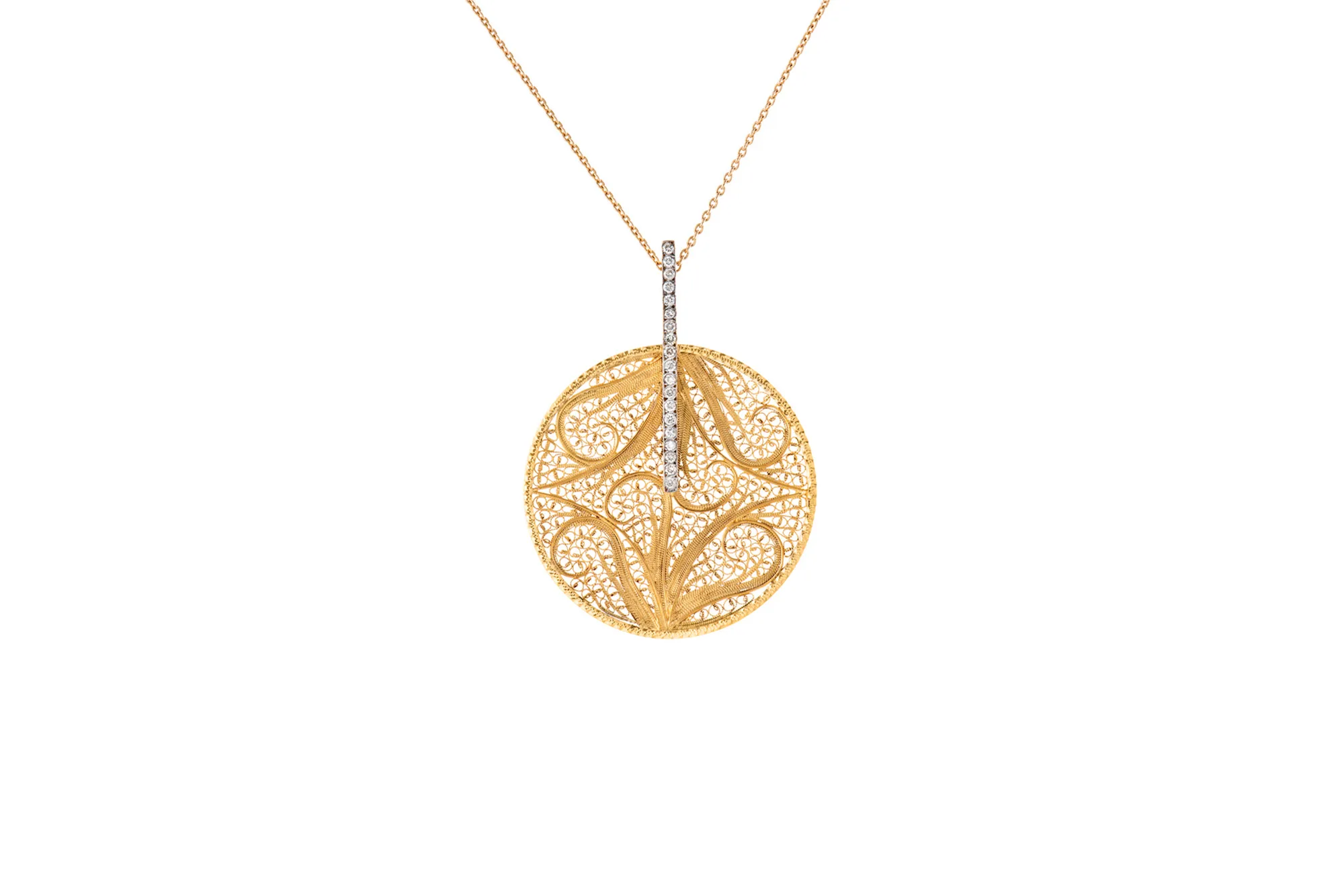 <p>Eleuterio ‘Deco Filigree’ pendant in openwork yellow gold and diamonds</p>