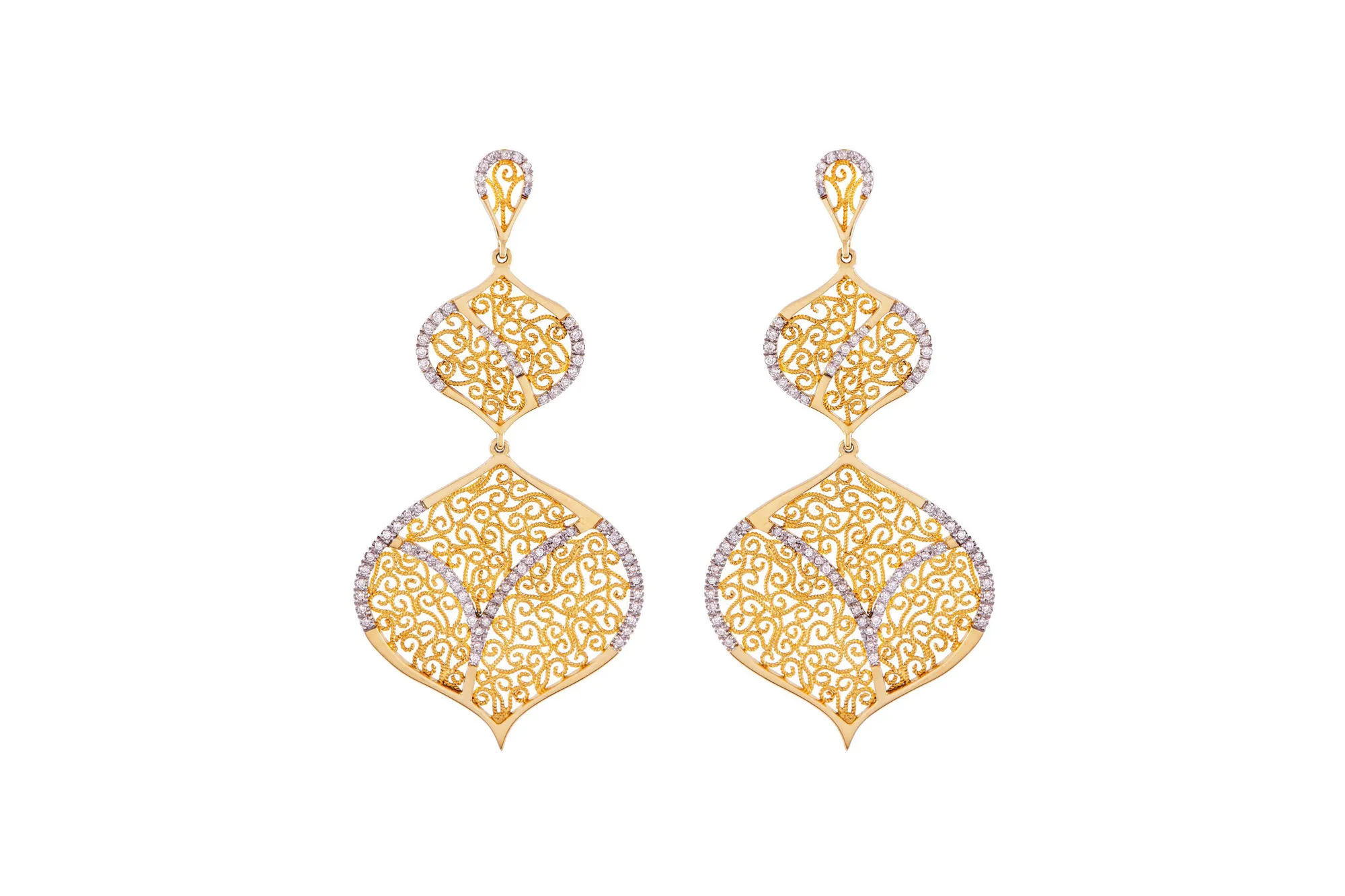 <p>Eleuterio ‘Heritage’ earrings in openwork yellow gold and diamonds</p>