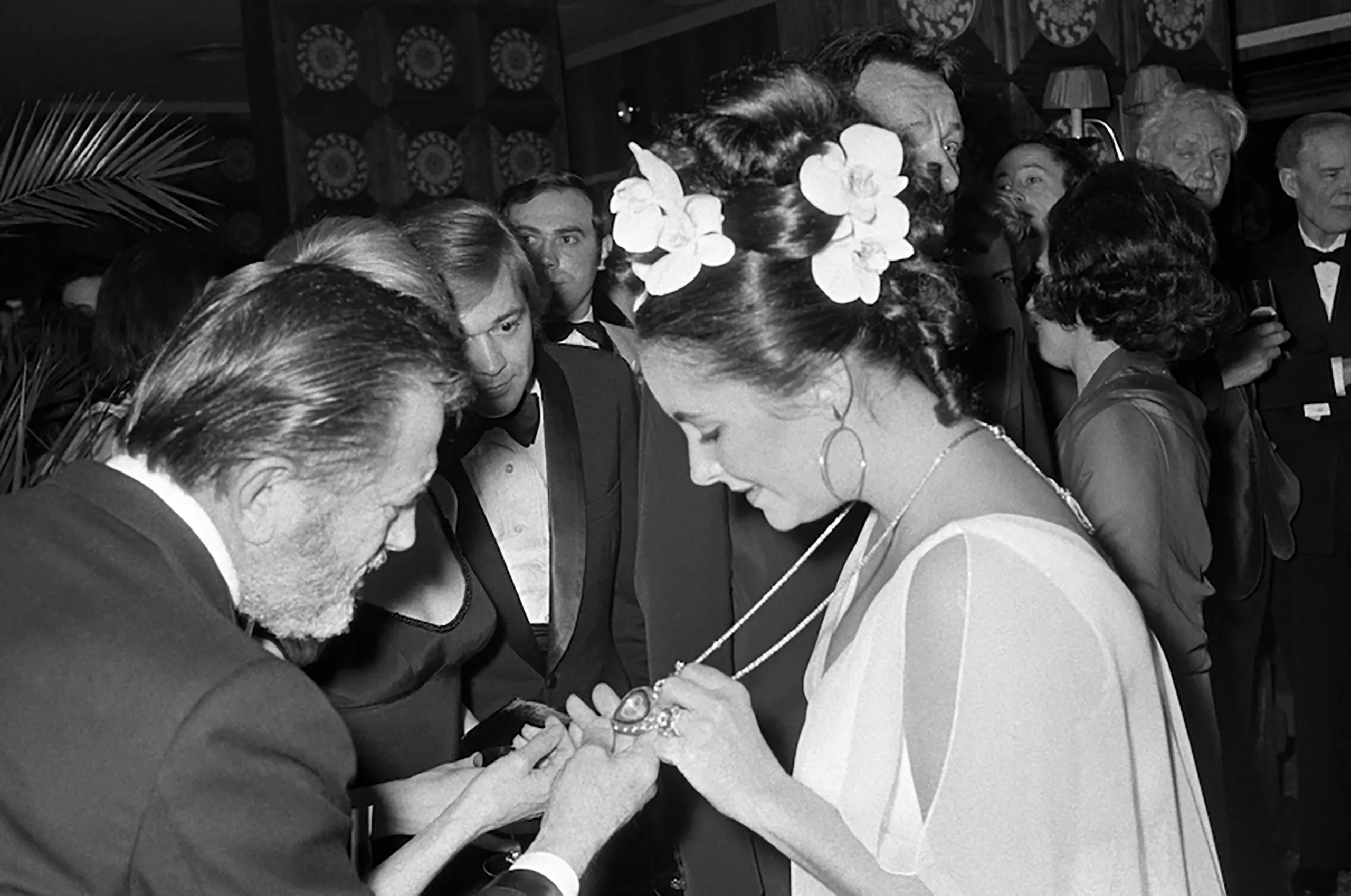 Elizabeth Taylor wearing the Taj Mahal necklace, a gift from Richard Burton, its historic Indian diamond inscribed with love poetry and suspended from Cartier’s ruby-set gold chain.