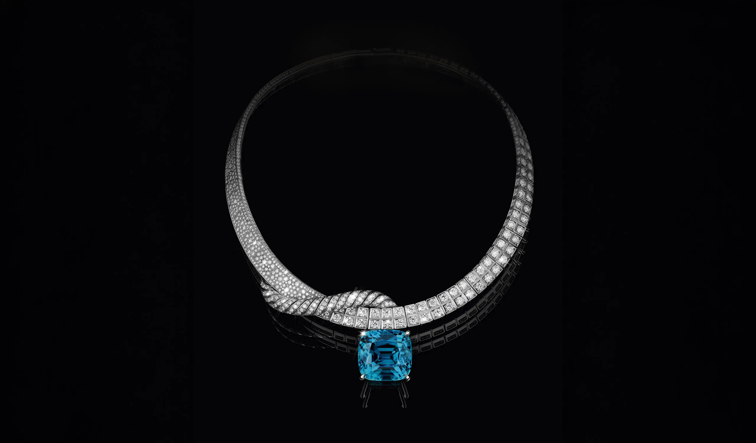 <p>The design blends a rope of diamonds with snow set pavé and a Damier layout of diamonds</p>
